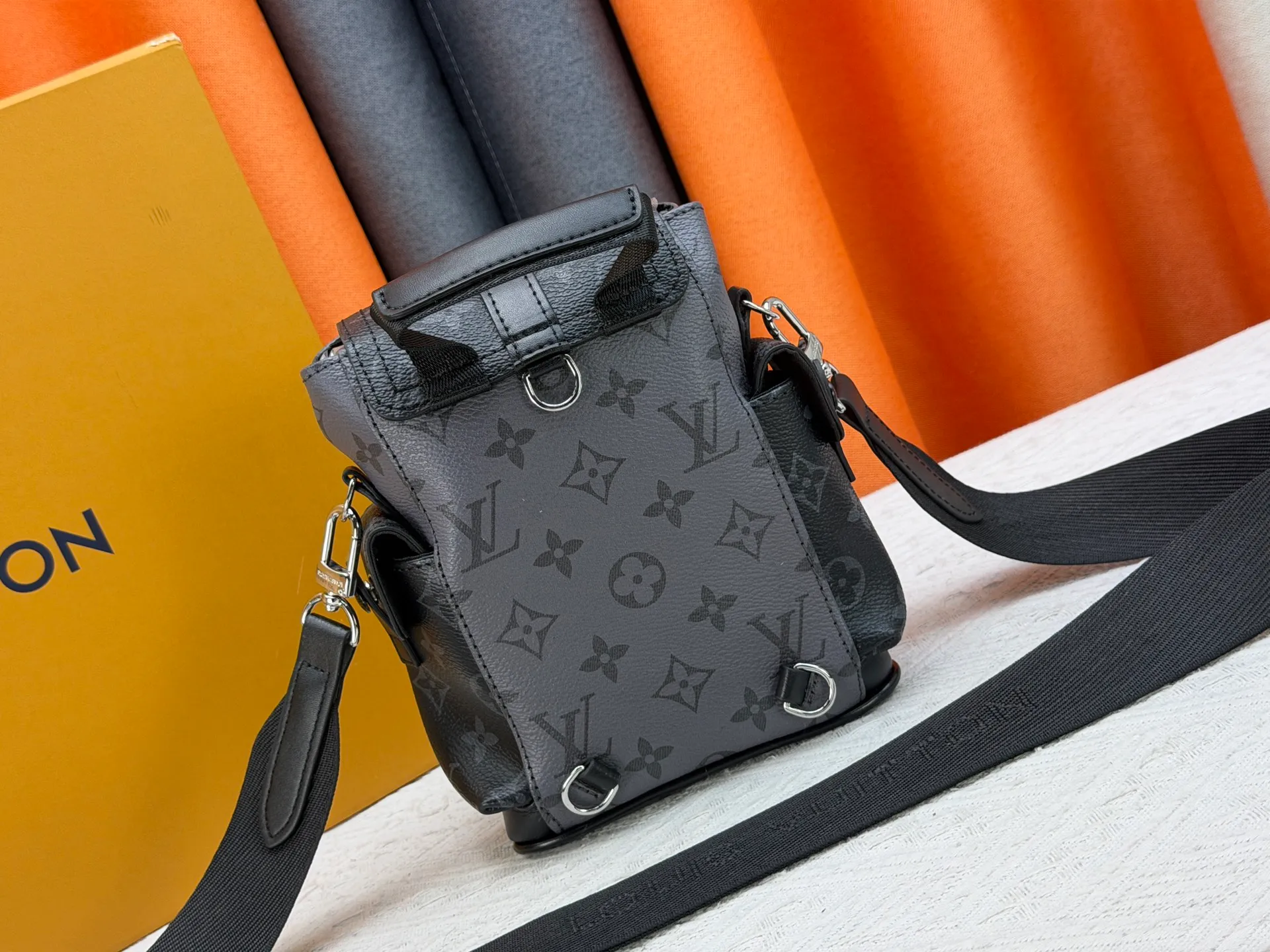 P220 Upgraded original version M82769 This Nano Christopher handbag cleverly condenses the essence of Louis Vuitton's classic Christopher backpack. The black floral black leather hijab backpack and shoulder bag oo[handshake][handshake] exquisitely reproduces the side pockets, spring buckle opening and closing and buckle details. The detachable shoulder strap and D-ring add cross-body wear or can be worn as a shoulder bag. Dimensions: 14 x 19 x 6 cm (length x height x width)