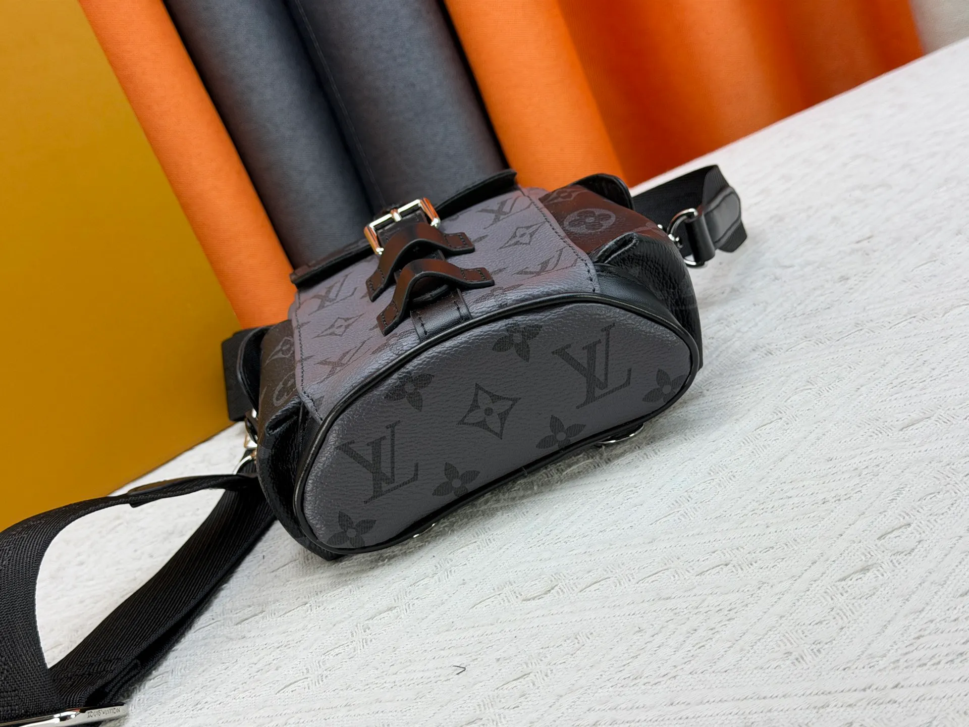 P220 Upgraded original version M82769 This Nano Christopher handbag cleverly condenses the essence of Louis Vuitton's classic Christopher backpack. The black floral black leather hijab backpack and shoulder bag oo[handshake][handshake] exquisitely reproduces the side pockets, spring buckle opening and closing and buckle details. The detachable shoulder strap and D-ring add cross-body wear or can be worn as a shoulder bag. Dimensions: 14 x 19 x 6 cm (length x height x width)