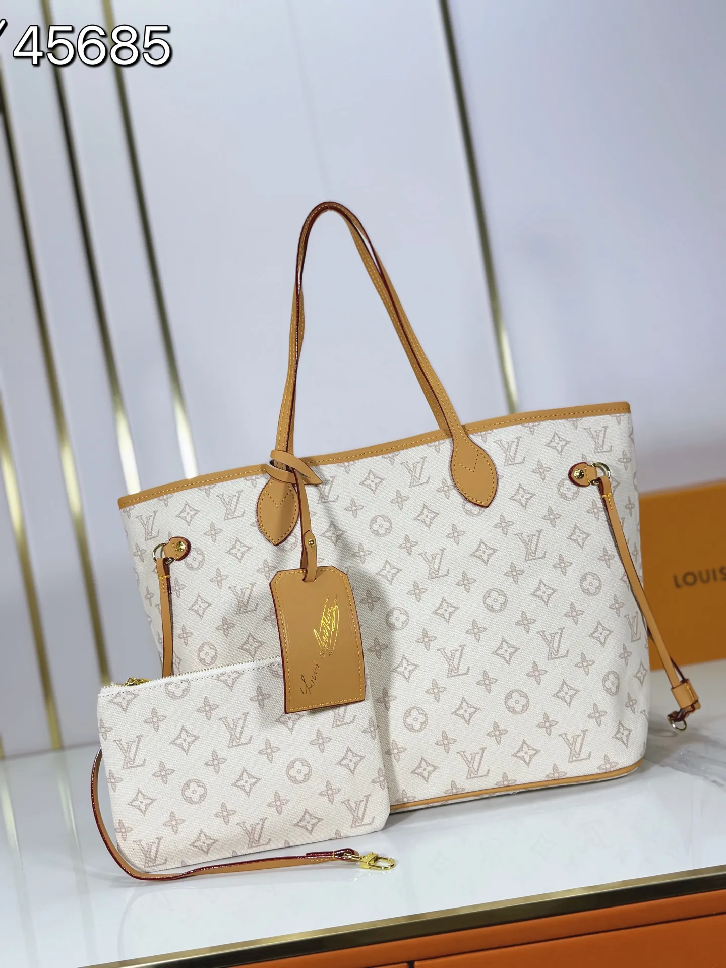 P240 upgraded original M45685 M40995 M27521💋💋Louis Vuitton's new Neverfull is a new interpretation of the classic handbag, exploring the exquisite details inside the bag. Redesigned interior pockets feature fresh fabric linings and vintage details inspired by the Louis Vuitton archives, most notably the detachable zippered clutch, which can be used on its own as a sophisticated clutch or as an additional pocket. Bright lining tones add a more lively feel to Monogram's classic canvas. Size: 32*29*17 cm