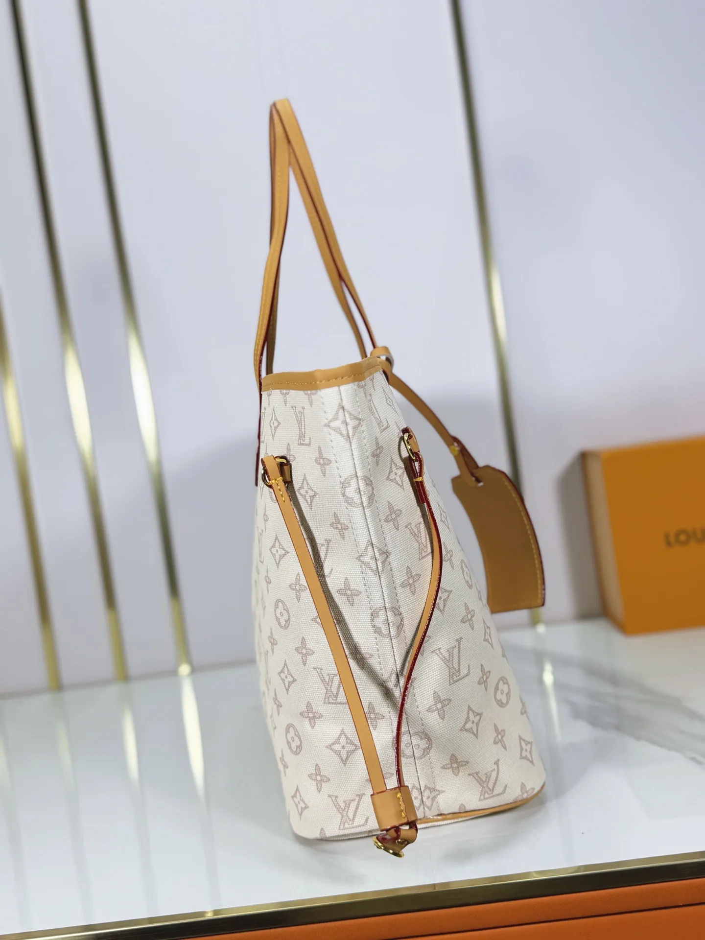 P240 upgraded original M45685 M40995 M27521💋💋Louis Vuitton's new Neverfull is a new interpretation of the classic handbag, exploring the exquisite details inside the bag. Redesigned interior pockets feature fresh fabric linings and vintage details inspired by the Louis Vuitton archives, most notably the detachable zippered clutch, which can be used on its own as a sophisticated clutch or as an additional pocket. Bright lining tones add a more lively feel to Monogram's classic canvas. Size: 32*29*17 cm