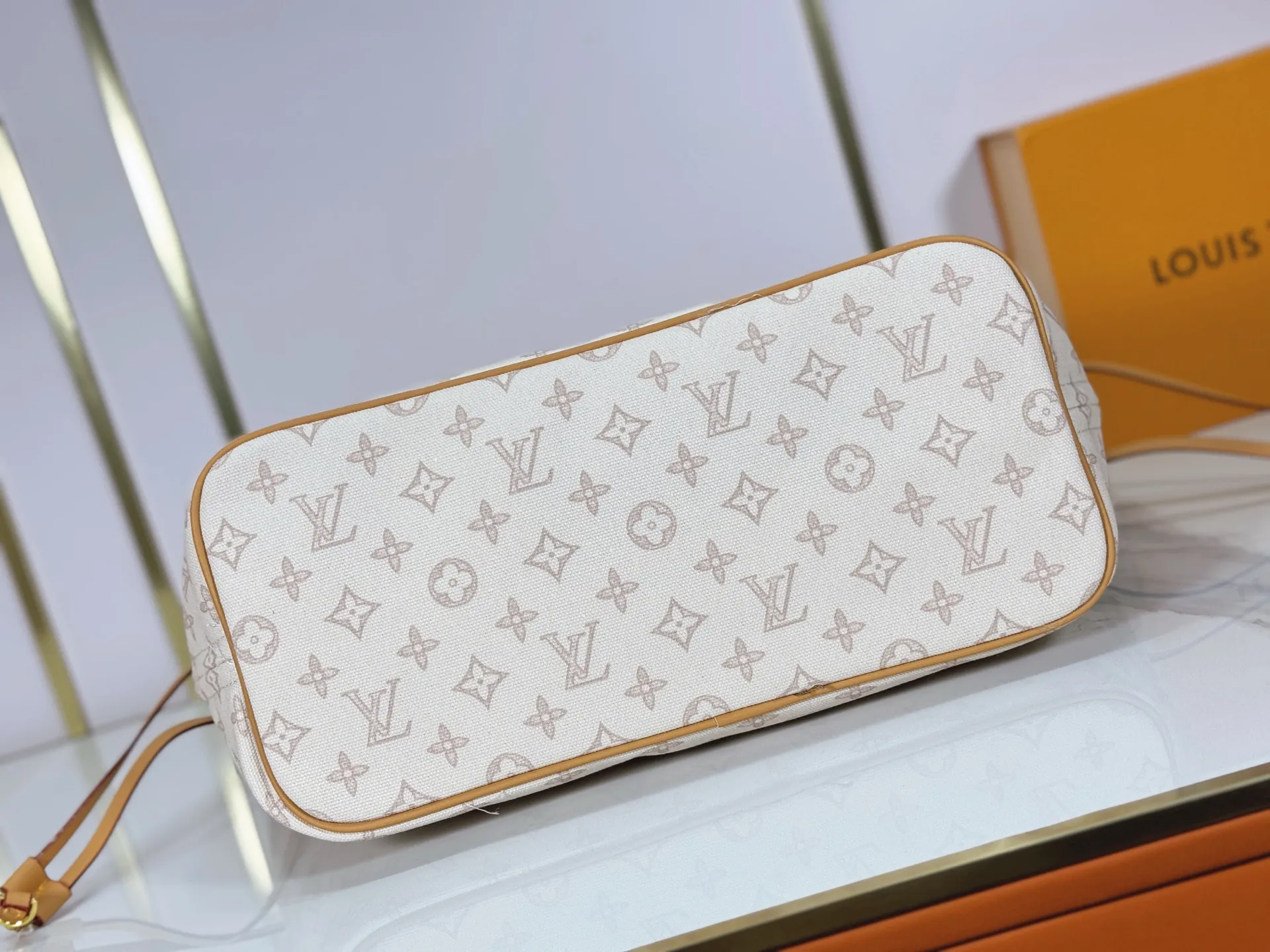 P240 upgraded original M45685 M40995 M27521💋💋Louis Vuitton's new Neverfull is a new interpretation of the classic handbag, exploring the exquisite details inside the bag. Redesigned interior pockets feature fresh fabric linings and vintage details inspired by the Louis Vuitton archives, most notably the detachable zippered clutch, which can be used on its own as a sophisticated clutch or as an additional pocket. Bright lining tones add a more lively feel to Monogram's classic canvas. Size: 32*29*17 cm