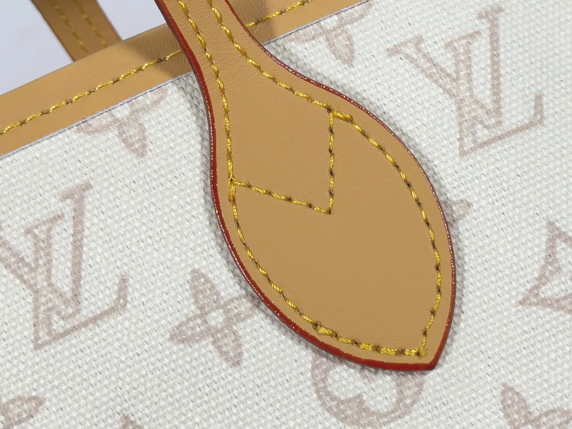 P240 upgraded original M45685 M40995 M27521💋💋Louis Vuitton's new Neverfull is a new interpretation of the classic handbag, exploring the exquisite details inside the bag. Redesigned interior pockets feature fresh fabric linings and vintage details inspired by the Louis Vuitton archives, most notably the detachable zippered clutch, which can be used on its own as a sophisticated clutch or as an additional pocket. Bright lining tones add a more lively feel to Monogram's classic canvas. Size: 32*29*17 cm