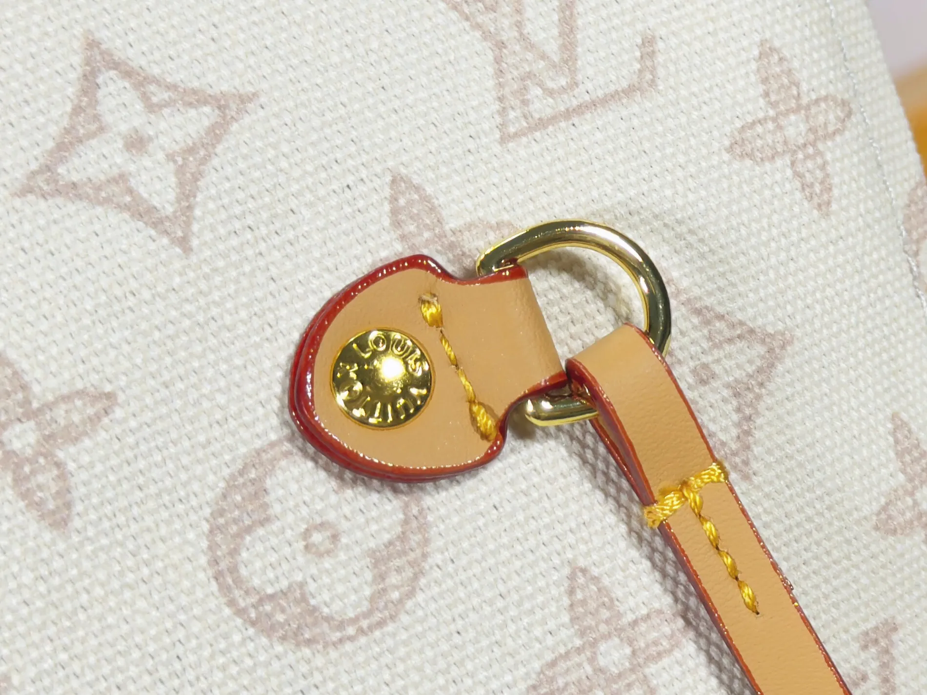 P240 upgraded original M45685 M40995 M27521💋💋Louis Vuitton's new Neverfull is a new interpretation of the classic handbag, exploring the exquisite details inside the bag. Redesigned interior pockets feature fresh fabric linings and vintage details inspired by the Louis Vuitton archives, most notably the detachable zippered clutch, which can be used on its own as a sophisticated clutch or as an additional pocket. Bright lining tones add a more lively feel to Monogram's classic canvas. Size: 32*29*17 cm