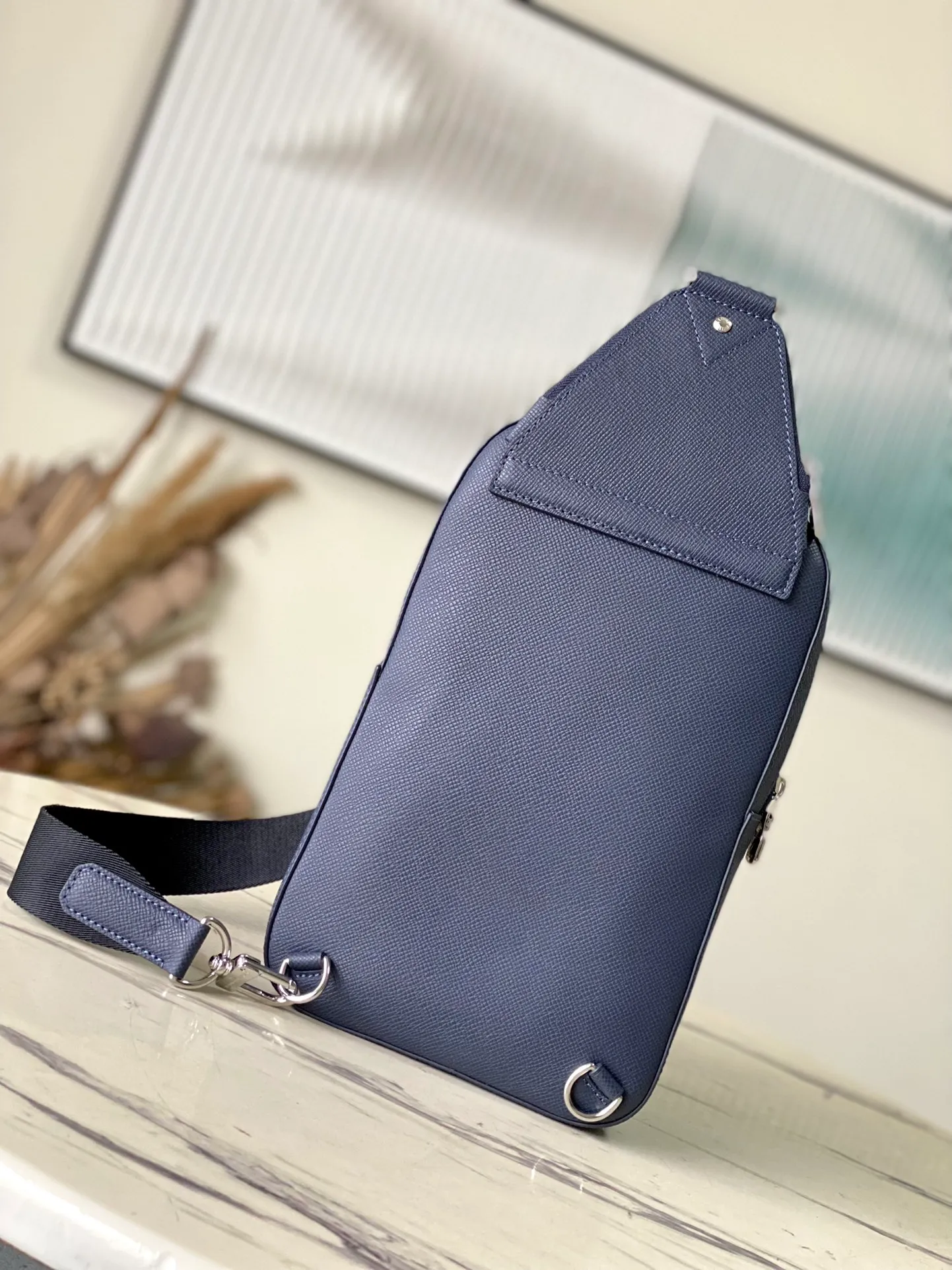 💰1020 (top-grain leather) top original item M30971 Midnight Blue This Avenue shoulder bag is made of Taïga cow leather, with a small zipper bag on the top, a reinterpretation of the classic design. The adjustable shoulder straps easily switch between left and right carrying, and the canvas shoulder straps and lining convey the concept of sustainability. 20 x 31 x 7 cm (length x height x width)