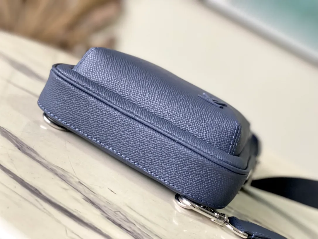 💰1020 (top-grain leather) top original item M30971 Midnight Blue This Avenue shoulder bag is made of Taïga cow leather, with a small zipper bag on the top, a reinterpretation of the classic design. The adjustable shoulder straps easily switch between left and right carrying, and the canvas shoulder straps and lining convey the concept of sustainability. 20 x 31 x 7 cm (length x height x width)