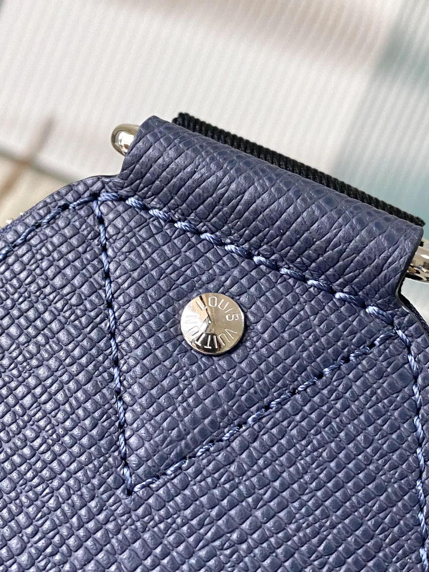 💰1020 (top-grain leather) top original item M30971 Midnight Blue This Avenue shoulder bag is made of Taïga cow leather, with a small zipper bag on the top, a reinterpretation of the classic design. The adjustable shoulder straps easily switch between left and right carrying, and the canvas shoulder straps and lining convey the concept of sustainability. 20 x 31 x 7 cm (length x height x width)