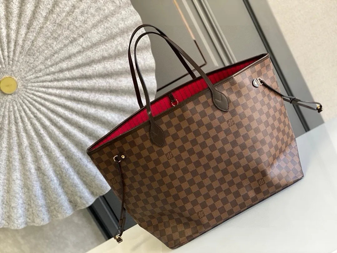 💰800 (Large Steel Nail) Top Original N41357 NEVERFULL Large Handbag The legendary Neverfull handbag can always meet your various needs for handbags. It has a large capacity but is not bulky. It is stiff and soft to the touch, making it suitable for home and travel. Tighten the side ties and it instantly transforms into a stylish urban handbag. Loosen the straps and it transforms into a chic and practical handbag. The slender leather handle can be carried over the shoulder or between the arms. The model shown here is made of Damier Ebène canvas. 39 cm