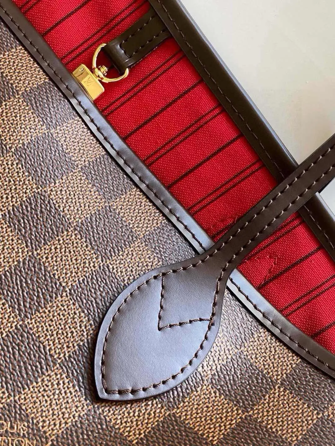 💰800 (Large Steel Nail) Top Original N41357 NEVERFULL Large Handbag The legendary Neverfull handbag can always meet your various needs for handbags. It has a large capacity but is not bulky. It is stiff and soft to the touch, making it suitable for home and travel. Tighten the side ties and it instantly transforms into a stylish urban handbag. Loosen the straps and it transforms into a chic and practical handbag. The slender leather handle can be carried over the shoulder or between the arms. The model shown here is made of Damier Ebène canvas. 39 cm