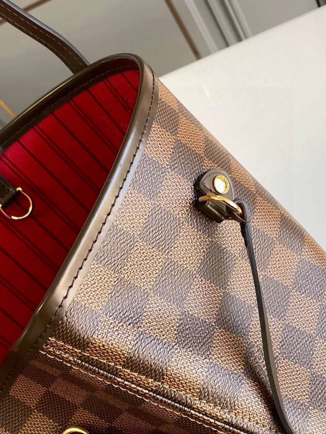 💰800 (Large Steel Nail) Top Original N41357 NEVERFULL Large Handbag The legendary Neverfull handbag can always meet your various needs for handbags. It has a large capacity but is not bulky. It is stiff and soft to the touch, making it suitable for home and travel. Tighten the side ties and it instantly transforms into a stylish urban handbag. Loosen the straps and it transforms into a chic and practical handbag. The slender leather handle can be carried over the shoulder or between the arms. The model shown here is made of Damier Ebène canvas. 39 cm