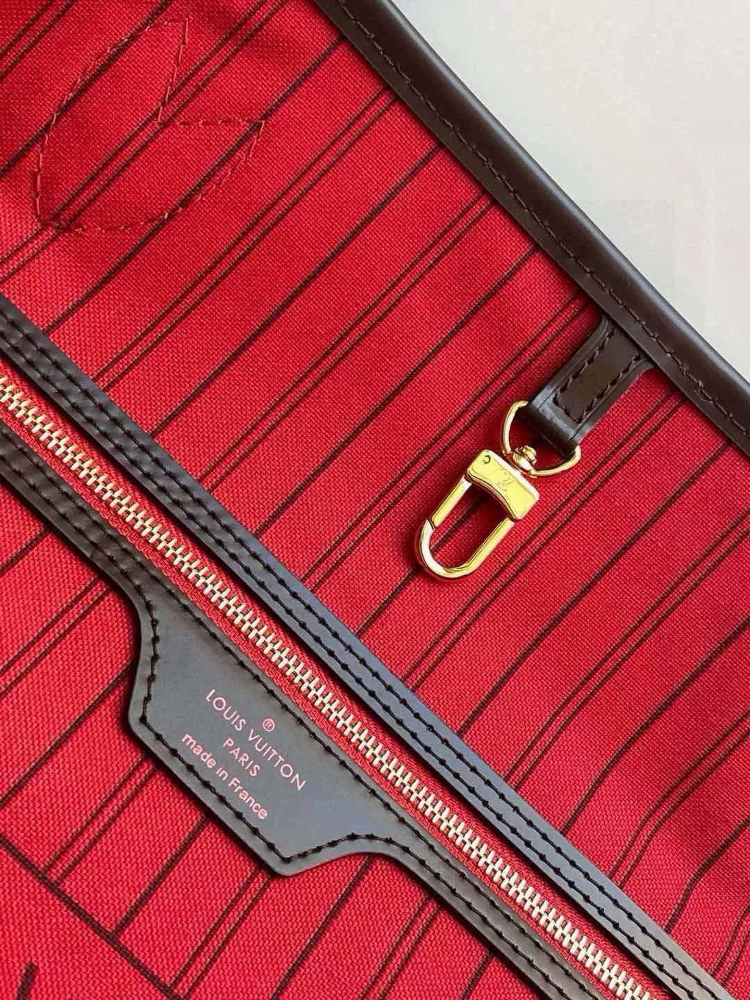 💰800 (Large Steel Nail) Top Original N41357 NEVERFULL Large Handbag The legendary Neverfull handbag can always meet your various needs for handbags. It has a large capacity but is not bulky. It is stiff and soft to the touch, making it suitable for home and travel. Tighten the side ties and it instantly transforms into a stylish urban handbag. Loosen the straps and it transforms into a chic and practical handbag. The slender leather handle can be carried over the shoulder or between the arms. The model shown here is made of Damier Ebène canvas. 39 cm