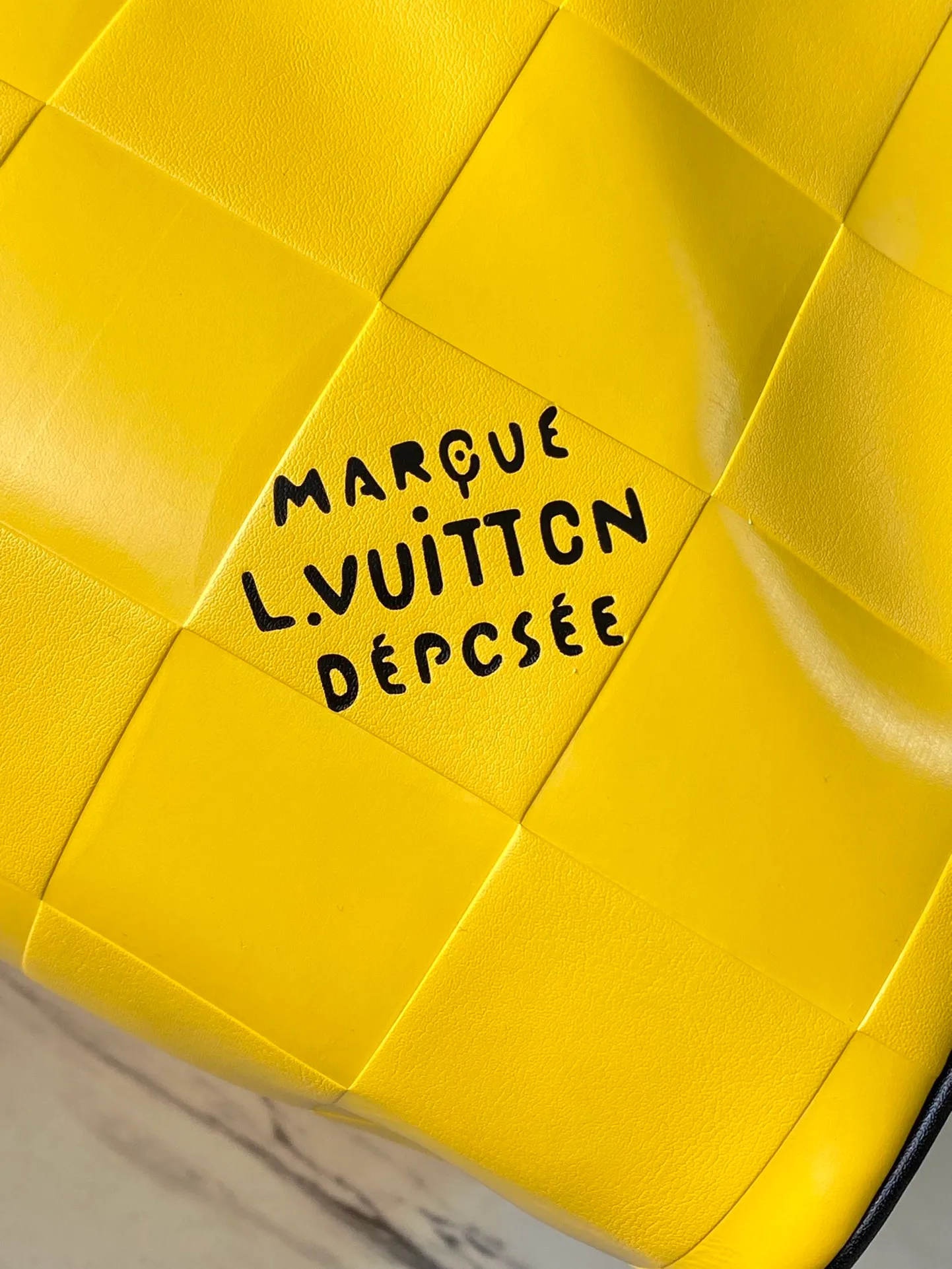 💰1420 (top layer leather) top original order M25019 Creative Director Pharrel Wiliams uses Damier Scuba cow leather to renew the KeepallBandouliere50 travel bag, which is Damier embossed cow leather compounded with neoprene. Leather handles and side straps lend a nautical feel. Dimensions: 50 × 29 × 23 cm