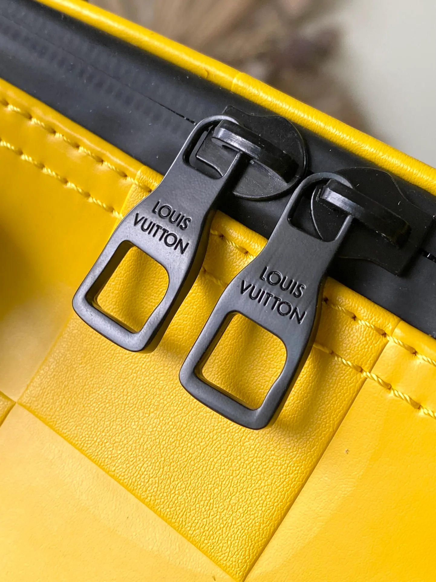 💰1420 (top layer leather) top original order M25019 Creative Director Pharrel Wiliams uses Damier Scuba cow leather to renew the KeepallBandouliere50 travel bag, which is Damier embossed cow leather compounded with neoprene. Leather handles and side straps lend a nautical feel. Dimensions: 50 × 29 × 23 cm
