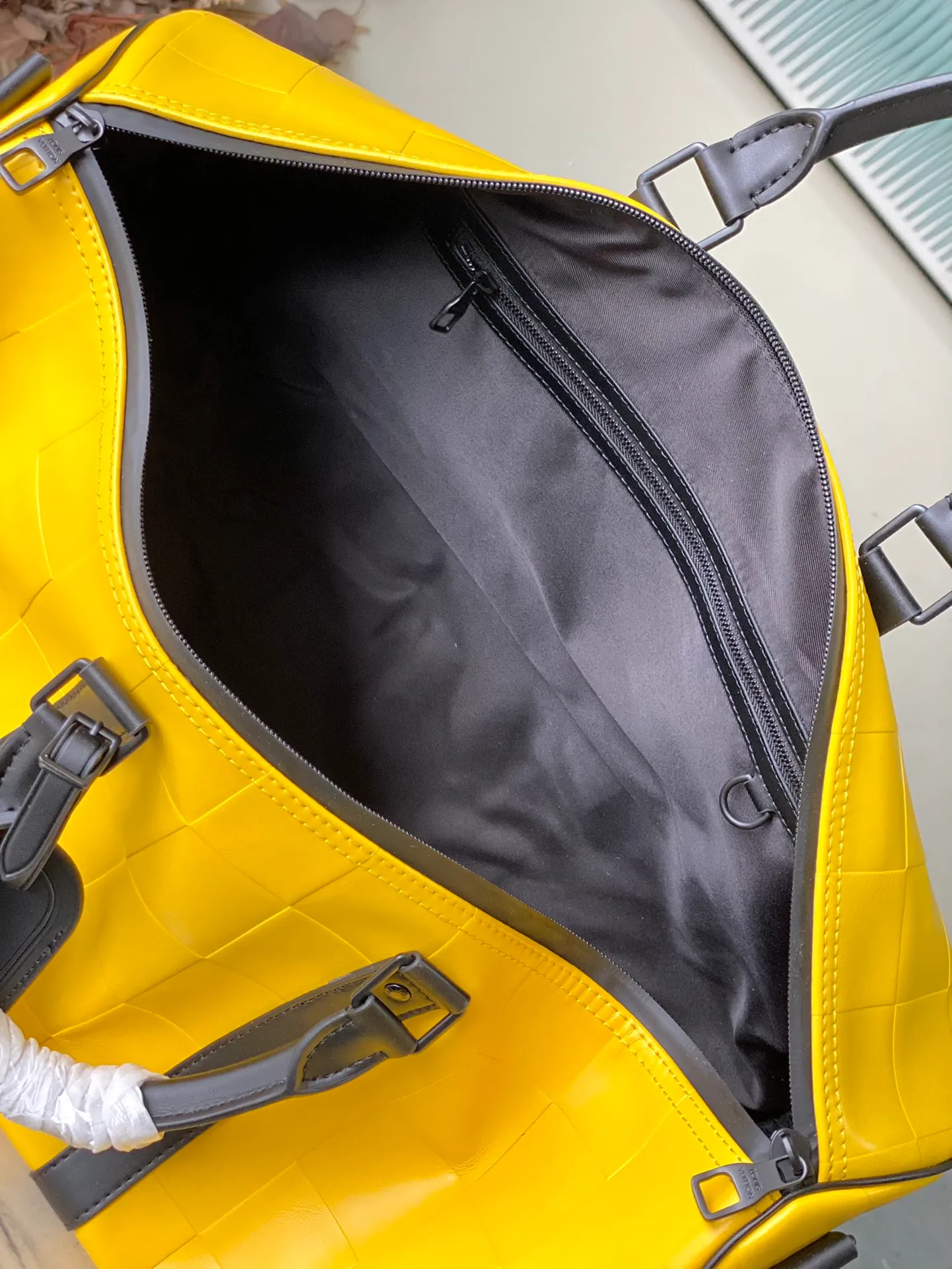 💰1420 (top layer leather) top original order M25019 Creative Director Pharrel Wiliams uses Damier Scuba cow leather to renew the KeepallBandouliere50 travel bag, which is Damier embossed cow leather compounded with neoprene. Leather handles and side straps lend a nautical feel. Dimensions: 50 × 29 × 23 cm