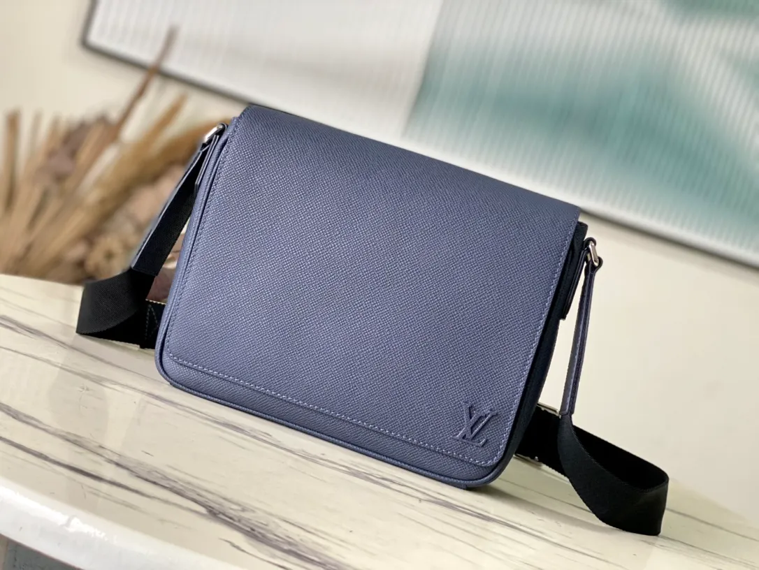 💰1020 (top layer leather) top original order M30969 Midnight Blue This District small messenger bag is made of Taga cow leather, with new color matching to show the elegant style, and then the letters are marked on the corner. The exquisite structure makes it easy to carry your daily needs. The zippered pocket allows for quick access to items, and the adjustable shoulder strap provides a comfortable carrying experience. Dimensions: 26 × 20 × 7 cm