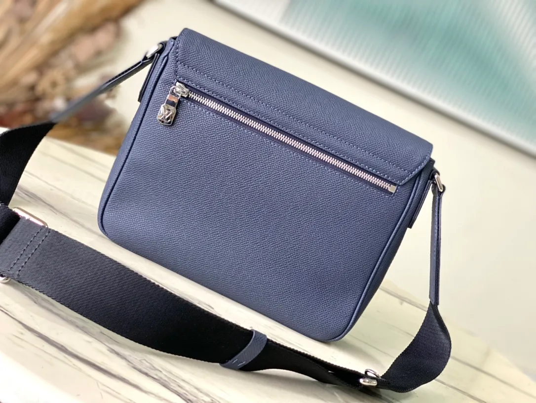💰1020 (top layer leather) top original order M30969 Midnight Blue This District small messenger bag is made of Taga cow leather, with new color matching to show the elegant style, and then the letters are marked on the corner. The exquisite structure makes it easy to carry your daily needs. The zippered pocket allows for quick access to items, and the adjustable shoulder strap provides a comfortable carrying experience. Dimensions: 26 × 20 × 7 cm