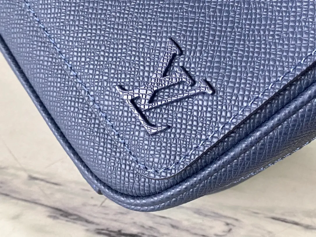 💰1020 (top layer leather) top original order M30969 Midnight Blue This District small messenger bag is made of Taga cow leather, with new color matching to show the elegant style, and then the letters are marked on the corner. The exquisite structure makes it easy to carry your daily needs. The zippered pocket allows for quick access to items, and the adjustable shoulder strap provides a comfortable carrying experience. Dimensions: 26 × 20 × 7 cm