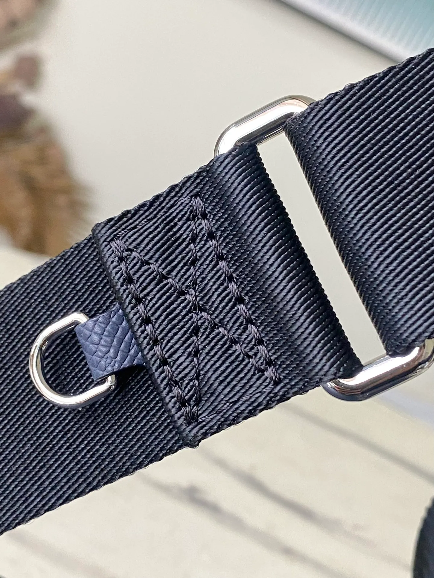 💰1020 (top layer leather) top original order M30969 Midnight Blue This District small messenger bag is made of Taga cow leather, with new color matching to show the elegant style, and then the letters are marked on the corner. The exquisite structure makes it easy to carry your daily needs. The zippered pocket allows for quick access to items, and the adjustable shoulder strap provides a comfortable carrying experience. Dimensions: 26 × 20 × 7 cm