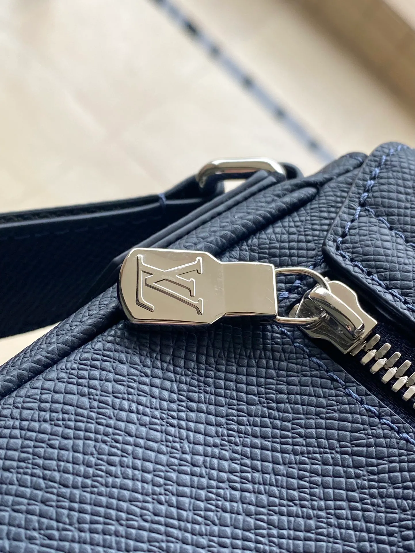 💰1020 (top layer leather) top original order M30969 Midnight Blue This District small messenger bag is made of Taga cow leather, with new color matching to show the elegant style, and then the letters are marked on the corner. The exquisite structure makes it easy to carry your daily needs. The zippered pocket allows for quick access to items, and the adjustable shoulder strap provides a comfortable carrying experience. Dimensions: 26 × 20 × 7 cm