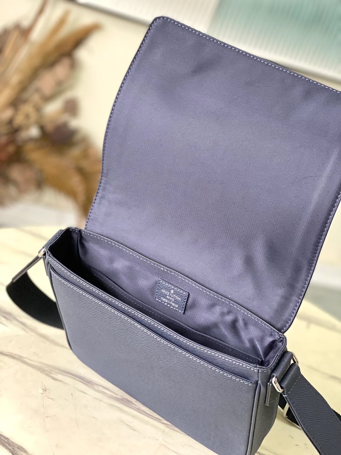 💰1020 (top layer leather) top original order M30969 Midnight Blue This District small messenger bag is made of Taga cow leather, with new color matching to show the elegant style, and then the letters are marked on the corner. The exquisite structure makes it easy to carry your daily needs. The zippered pocket allows for quick access to items, and the adjustable shoulder strap provides a comfortable carrying experience. Dimensions: 26 × 20 × 7 cm