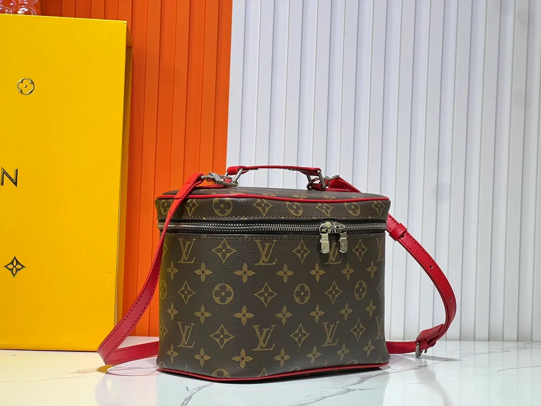 Batch 300💰Upgraded original version ✨M42265 This model is inspired by the iconic Nice cosmetic bag. This elegant toiletry bag is a personalized choice for carrying basic beauty products. A hidden zip pocket on the inside of the flap can store especially valuable personal items. - Top woven handle - Monogram coated canvas fabric - Louis Vuitton special coated canvas washable lining - Natural cowhide leather trim - Gold metal hardware - Double-layer zipper closure - Large capacity inside the bag - Zippered pocket on the inside of the flap - Several patch pockets inside - size 24×14×17.