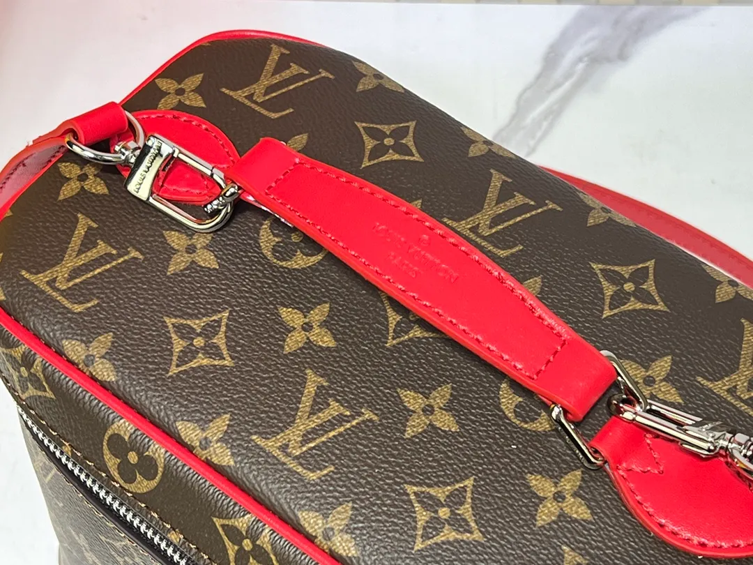 Batch 300💰Upgraded original version ✨M42265 This model is inspired by the iconic Nice cosmetic bag. This elegant toiletry bag is a personalized choice for carrying basic beauty products. A hidden zip pocket on the inside of the flap can store especially valuable personal items. - Top woven handle - Monogram coated canvas fabric - Louis Vuitton special coated canvas washable lining - Natural cowhide leather trim - Gold metal hardware - Double-layer zipper closure - Large capacity inside the bag - Zippered pocket on the inside of the flap - Several patch pockets inside - size 24×14×17.