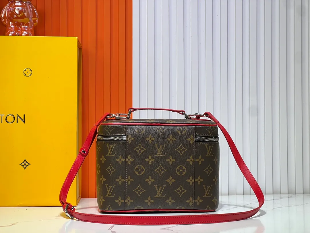 Batch 300💰Upgraded original version ✨M42265 This model is inspired by the iconic Nice cosmetic bag. This elegant toiletry bag is a personalized choice for carrying basic beauty products. A hidden zip pocket on the inside of the flap can store especially valuable personal items. - Top woven handle - Monogram coated canvas fabric - Louis Vuitton special coated canvas washable lining - Natural cowhide leather trim - Gold metal hardware - Double-layer zipper closure - Large capacity inside the bag - Zippered pocket on the inside of the flap - Several patch pockets inside - size 24×14×17.