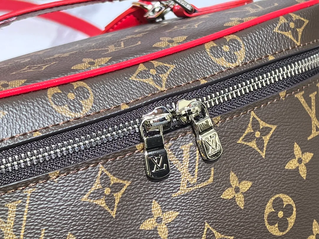 Batch 300💰Upgraded original version ✨M42265 This model is inspired by the iconic Nice cosmetic bag. This elegant toiletry bag is a personalized choice for carrying basic beauty products. A hidden zip pocket on the inside of the flap can store especially valuable personal items. - Top woven handle - Monogram coated canvas fabric - Louis Vuitton special coated canvas washable lining - Natural cowhide leather trim - Gold metal hardware - Double-layer zipper closure - Large capacity inside the bag - Zippered pocket on the inside of the flap - Several patch pockets inside - size 24×14×17.