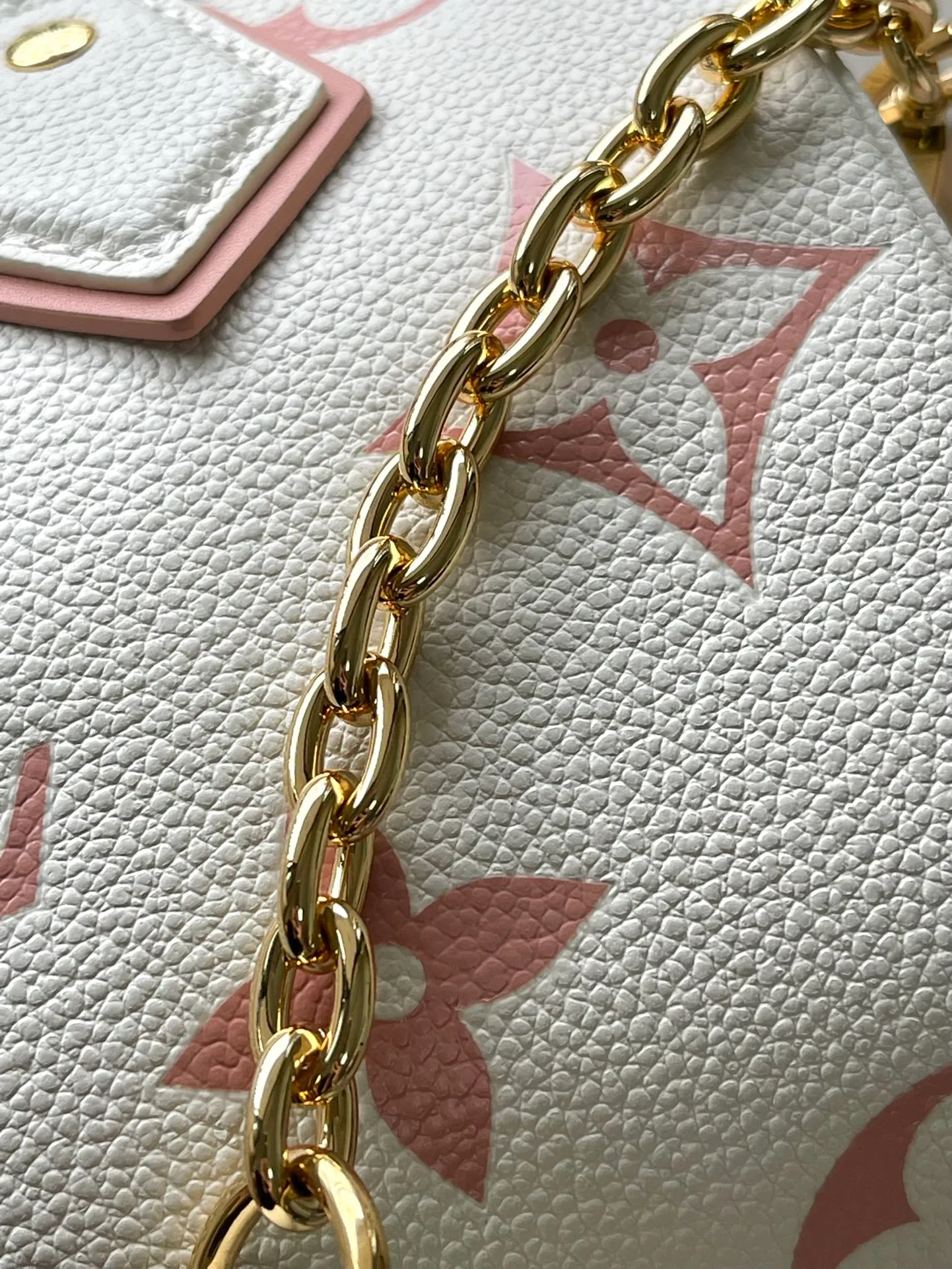 💰1140 (top layer leather) top original order M46875. Support counter inspection. Photos taken of duty-free goods are consistent with the product without unpacking. This product is an exclusive duty-free product in the market and is the highest-end product. Inspection is supported. This product has passed strict inspection and is flawless. Please wear gloves when touching the product. This product is not returnable or exchangeable. Please confirm the product first and then remove the label on the handle. This product is temporarily not open to the public, only regular customers, and is in short supply. Dimensions: 20.5 x 13.5 x 12 cm