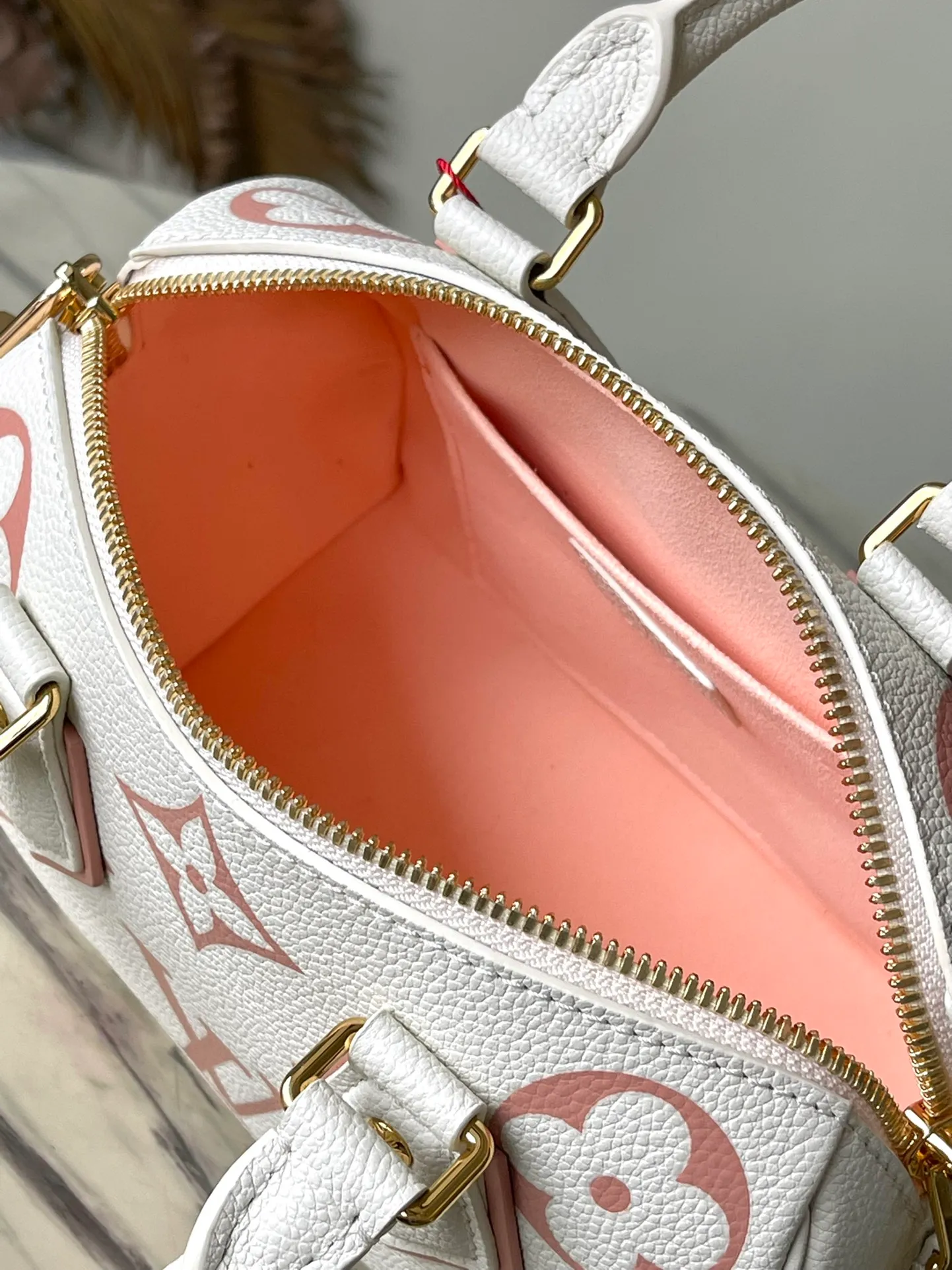 💰1140 (top layer leather) top original order M46875. Support counter inspection. Photos taken of duty-free goods are consistent with the product without unpacking. This product is an exclusive duty-free product in the market and is the highest-end product. Inspection is supported. This product has passed strict inspection and is flawless. Please wear gloves when touching the product. This product is not returnable or exchangeable. Please confirm the product first and then remove the label on the handle. This product is temporarily not open to the public, only regular customers, and is in short supply. Dimensions: 20.5 x 13.5 x 12 cm