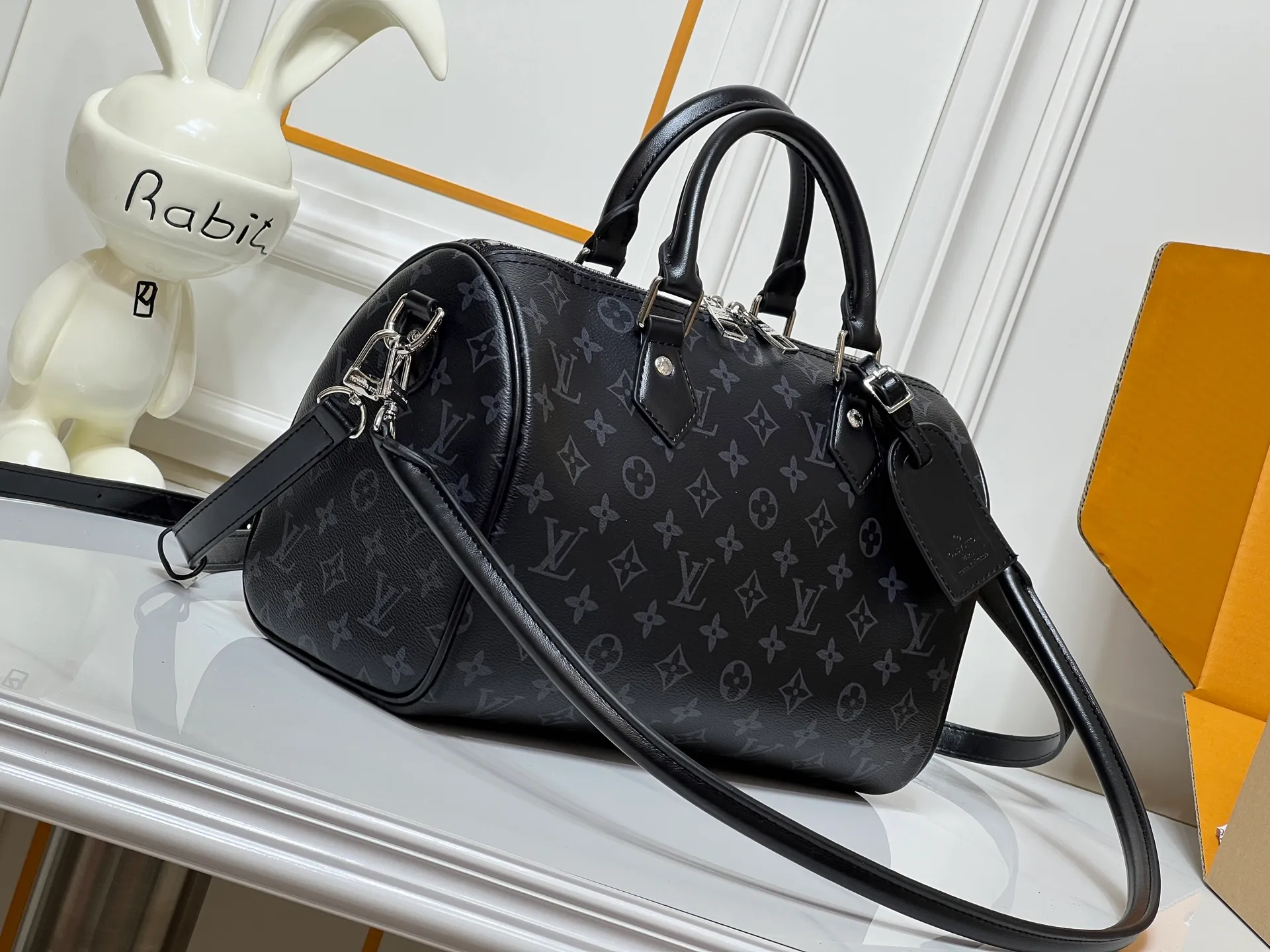 Batch 300💰M15102 M13344 Black Flower This Speedy Soft 30 handbag comes from the LVSki series and uses Monogram Eclipse canvas to renew the classic design. A pleated leather key fob and signature padlock add rich detailing, and are just the right size to hold a tablet and other daily essentials. Dimensions: 30x21x17 cm