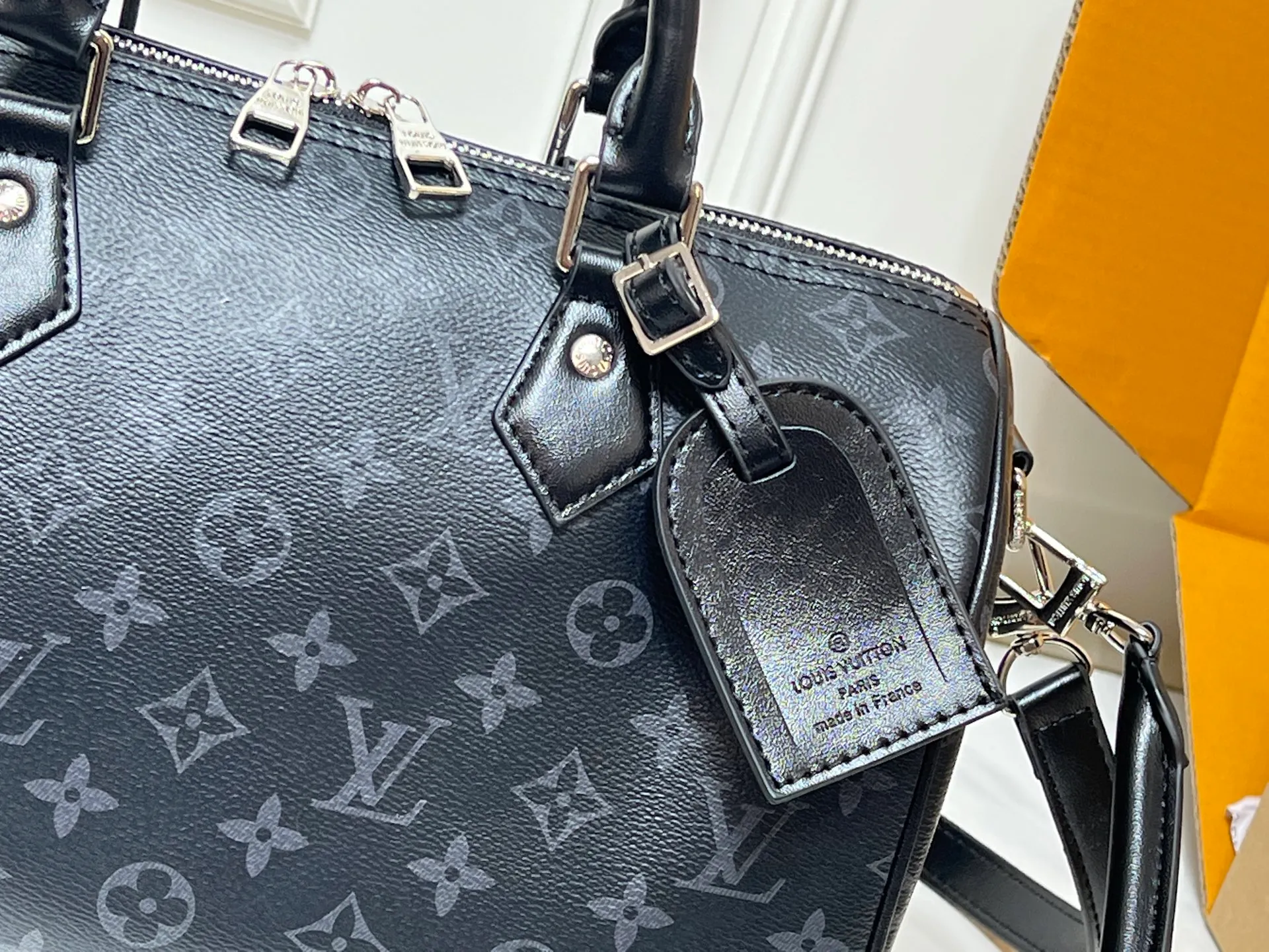 Batch 300💰M15102 M13344 Black Flower This Speedy Soft 30 handbag comes from the LVSki series and uses Monogram Eclipse canvas to renew the classic design. A pleated leather key fob and signature padlock add rich detailing, and are just the right size to hold a tablet and other daily essentials. Dimensions: 30x21x17 cm