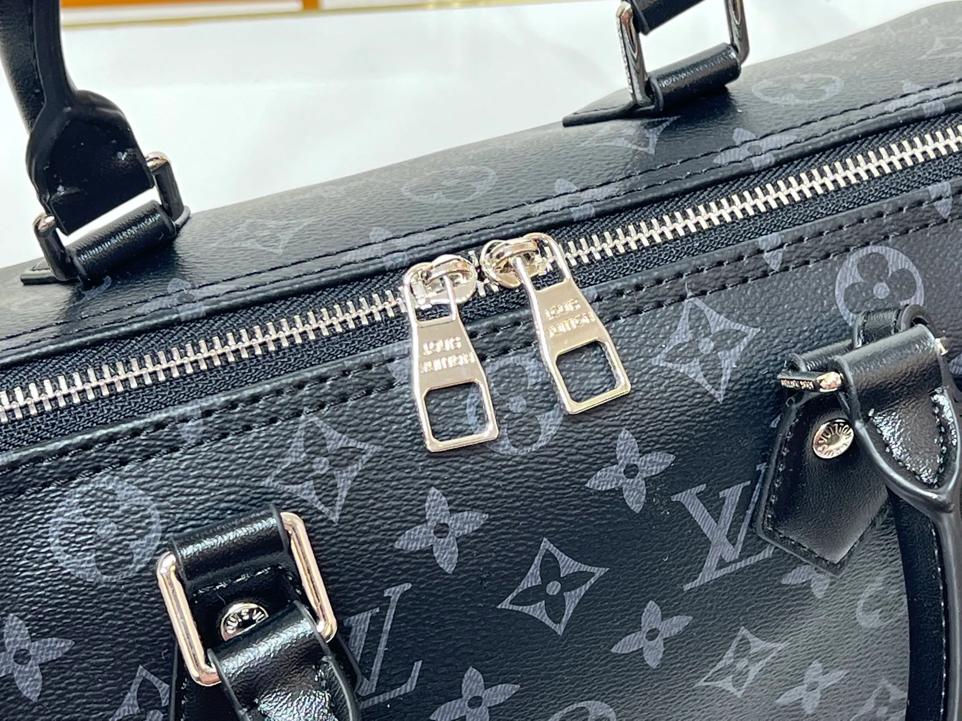 Batch 300💰M15102 M13344 Black Flower This Speedy Soft 30 handbag comes from the LVSki series and uses Monogram Eclipse canvas to renew the classic design. A pleated leather key fob and signature padlock add rich detailing, and are just the right size to hold a tablet and other daily essentials. Dimensions: 30x21x17 cm