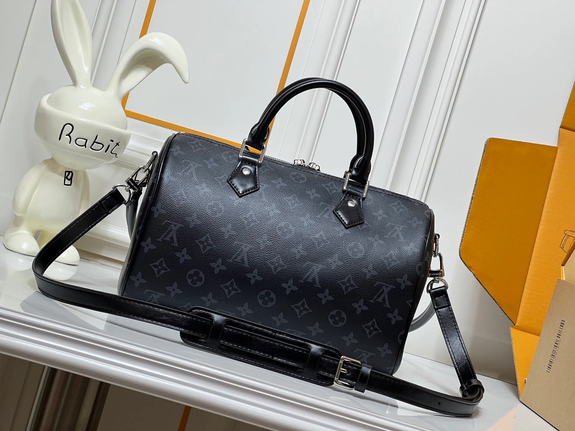 Batch 300💰M15102 M13344 Black Flower This Speedy Soft 30 handbag comes from the LVSki series and uses Monogram Eclipse canvas to renew the classic design. A pleated leather key fob and signature padlock add rich detailing, and are just the right size to hold a tablet and other daily essentials. Dimensions: 30x21x17 cm
