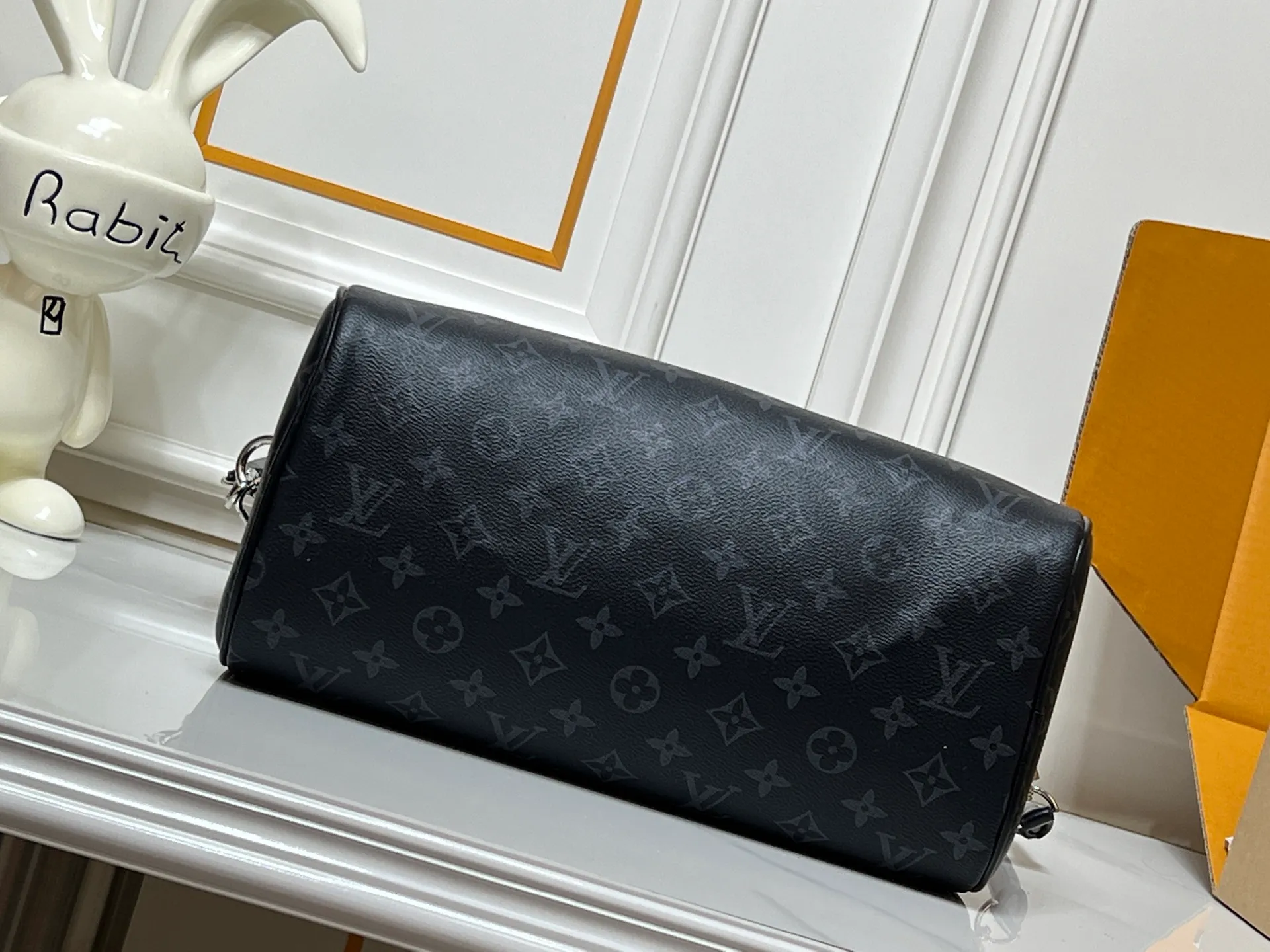 Batch 300💰M15102 M13344 Black Flower This Speedy Soft 30 handbag comes from the LVSki series and uses Monogram Eclipse canvas to renew the classic design. A pleated leather key fob and signature padlock add rich detailing, and are just the right size to hold a tablet and other daily essentials. Dimensions: 30x21x17 cm
