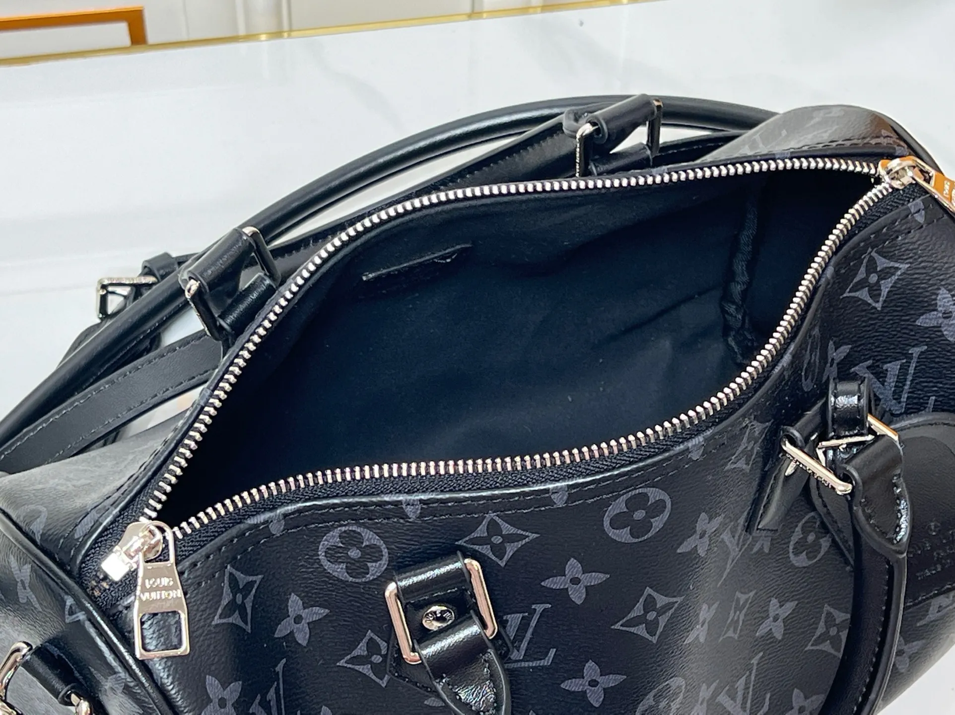 Batch 300💰M15102 M13344 Black Flower This Speedy Soft 30 handbag comes from the LVSki series and uses Monogram Eclipse canvas to renew the classic design. A pleated leather key fob and signature padlock add rich detailing, and are just the right size to hold a tablet and other daily essentials. Dimensions: 30x21x17 cm