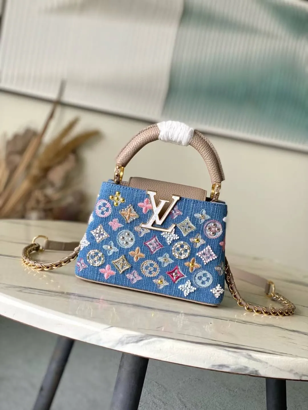 💰2700 "Special Grade Original Leather" M12947 Gray Leather Denim Mini This Capucines mini handbag is made of Monogram denim embroidered with beads and decorative threads, with LV letters and woven chains injecting a metallic edge, with contrasting leather trim. The flip cover can be placed externally or internally, and the neat inner layer and multiple carrying methods complete the functional details. Dimensions: 21 × 13.6 × 8 cm