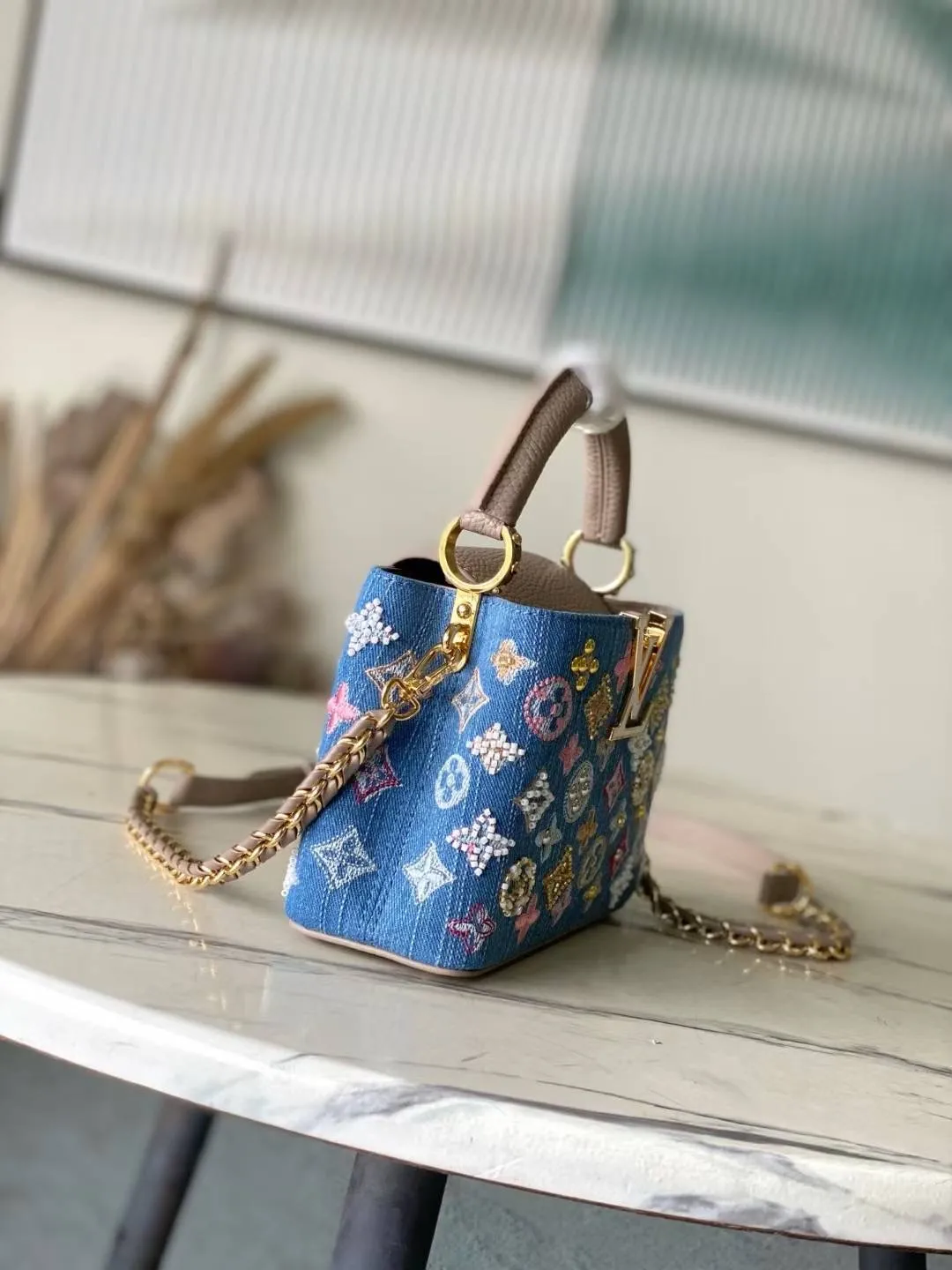 💰2700 "Special Grade Original Leather" M12947 Gray Leather Denim Mini This Capucines mini handbag is made of Monogram denim embroidered with beads and decorative threads, with LV letters and woven chains injecting a metallic edge, with contrasting leather trim. The flip cover can be placed externally or internally, and the neat inner layer and multiple carrying methods complete the functional details. Dimensions: 21 × 13.6 × 8 cm
