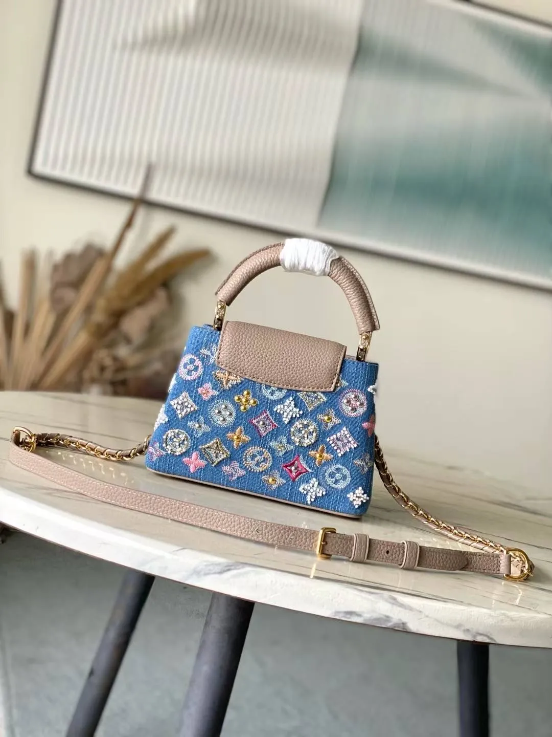 💰2700 "Special Grade Original Leather" M12947 Gray Leather Denim Mini This Capucines mini handbag is made of Monogram denim embroidered with beads and decorative threads, with LV letters and woven chains injecting a metallic edge, with contrasting leather trim. The flip cover can be placed externally or internally, and the neat inner layer and multiple carrying methods complete the functional details. Dimensions: 21 × 13.6 × 8 cm