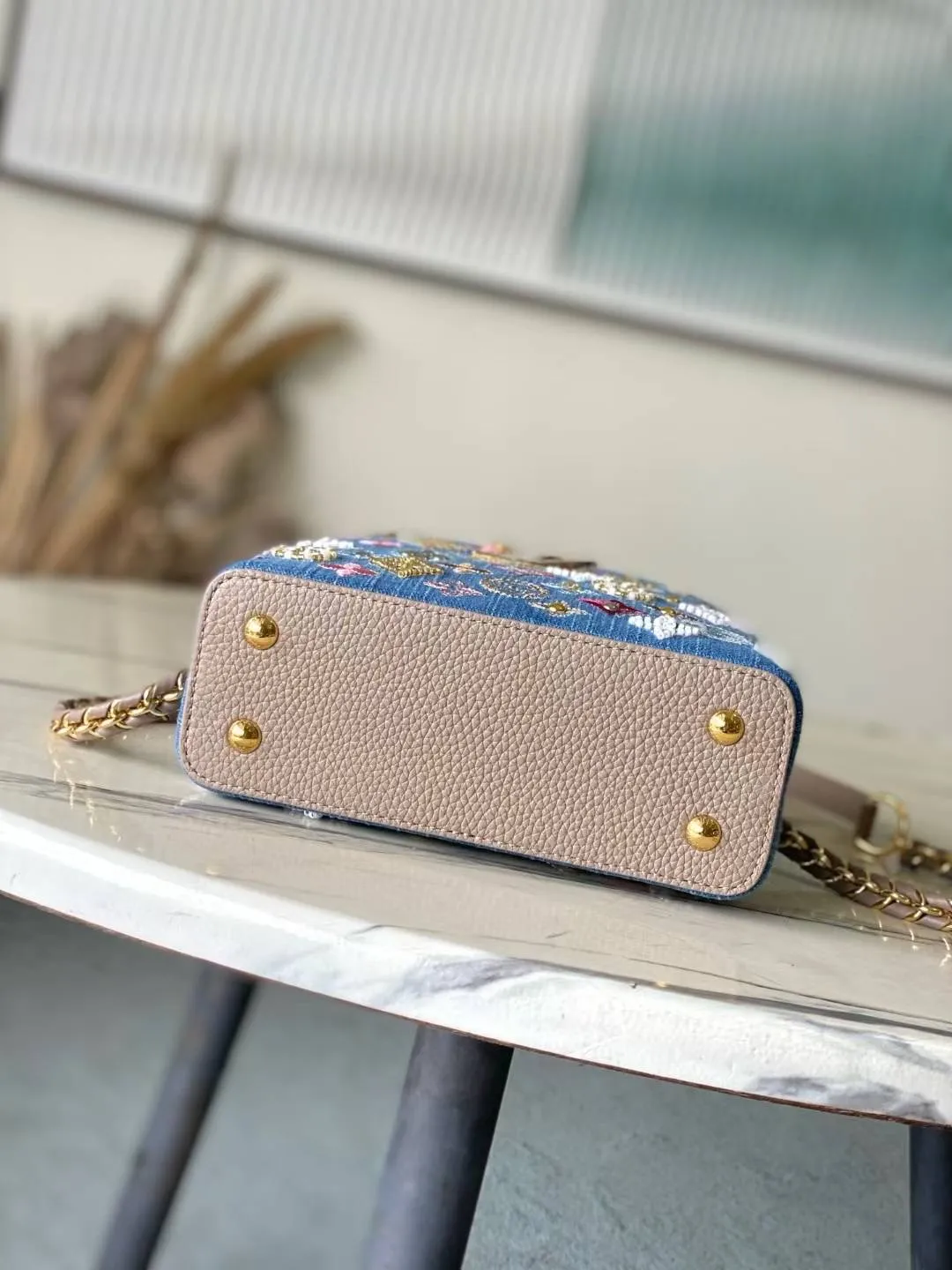 💰2700 "Special Grade Original Leather" M12947 Gray Leather Denim Mini This Capucines mini handbag is made of Monogram denim embroidered with beads and decorative threads, with LV letters and woven chains injecting a metallic edge, with contrasting leather trim. The flip cover can be placed externally or internally, and the neat inner layer and multiple carrying methods complete the functional details. Dimensions: 21 × 13.6 × 8 cm