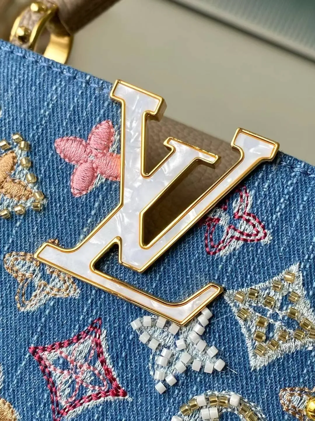 💰2700 "Special Grade Original Leather" M12947 Gray Leather Denim Mini This Capucines mini handbag is made of Monogram denim embroidered with beads and decorative threads, with LV letters and woven chains injecting a metallic edge, with contrasting leather trim. The flip cover can be placed externally or internally, and the neat inner layer and multiple carrying methods complete the functional details. Dimensions: 21 × 13.6 × 8 cm
