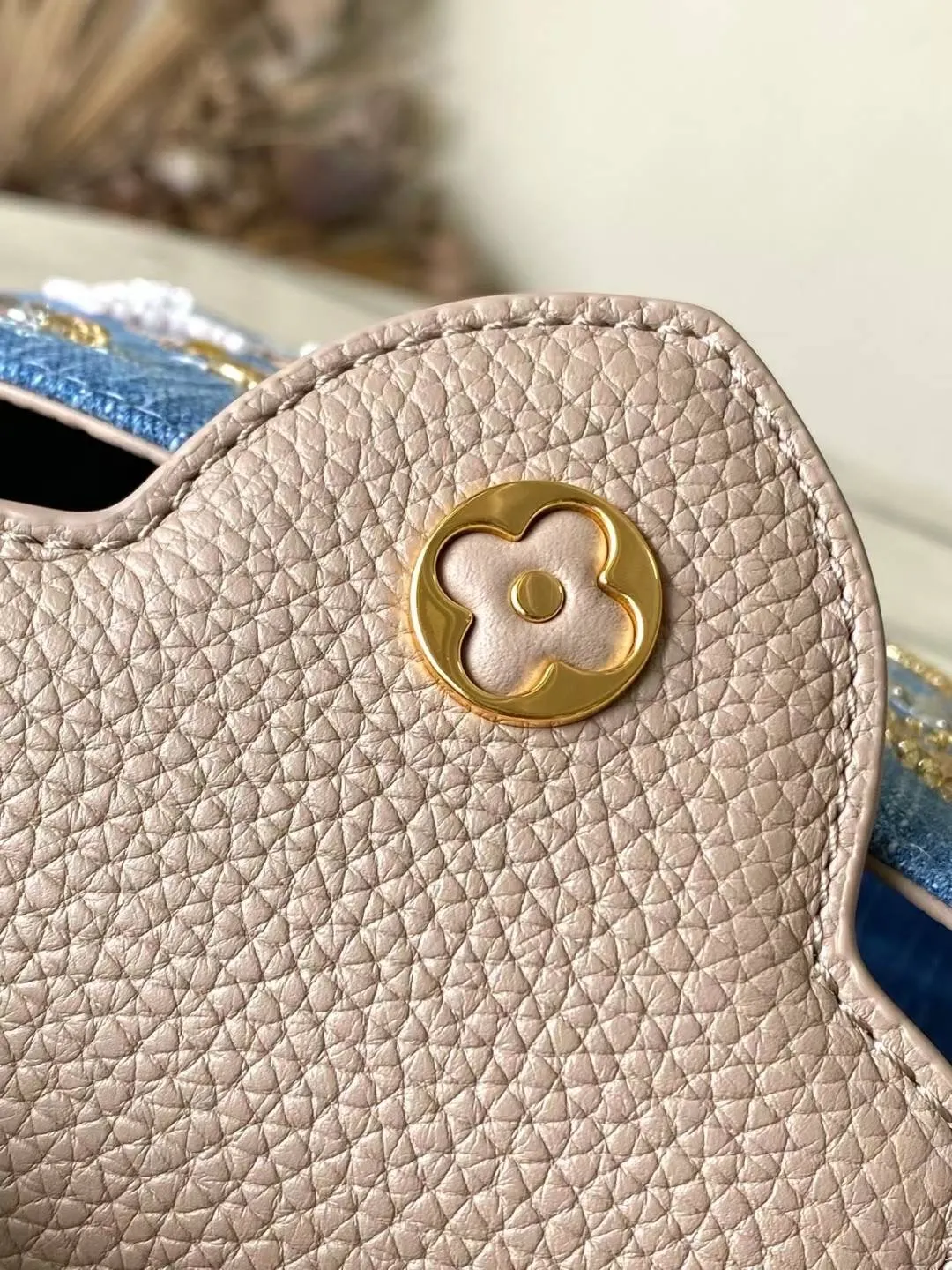 💰2700 "Special Grade Original Leather" M12947 Gray Leather Denim Mini This Capucines mini handbag is made of Monogram denim embroidered with beads and decorative threads, with LV letters and woven chains injecting a metallic edge, with contrasting leather trim. The flip cover can be placed externally or internally, and the neat inner layer and multiple carrying methods complete the functional details. Dimensions: 21 × 13.6 × 8 cm