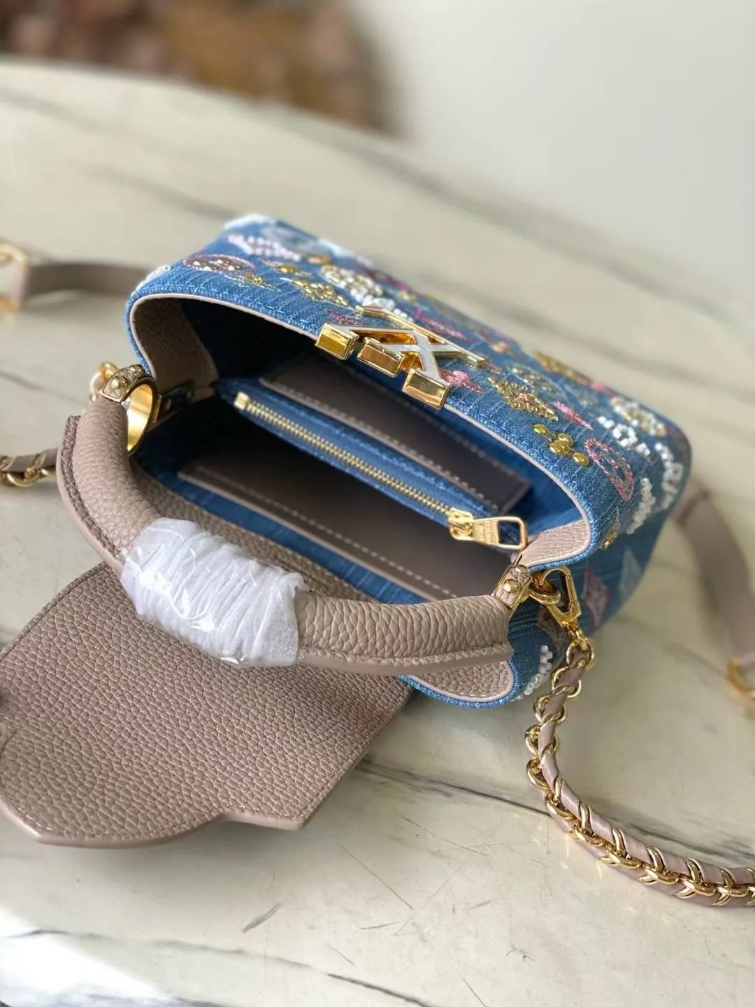 💰2700 "Special Grade Original Leather" M12947 Gray Leather Denim Mini This Capucines mini handbag is made of Monogram denim embroidered with beads and decorative threads, with LV letters and woven chains injecting a metallic edge, with contrasting leather trim. The flip cover can be placed externally or internally, and the neat inner layer and multiple carrying methods complete the functional details. Dimensions: 21 × 13.6 × 8 cm