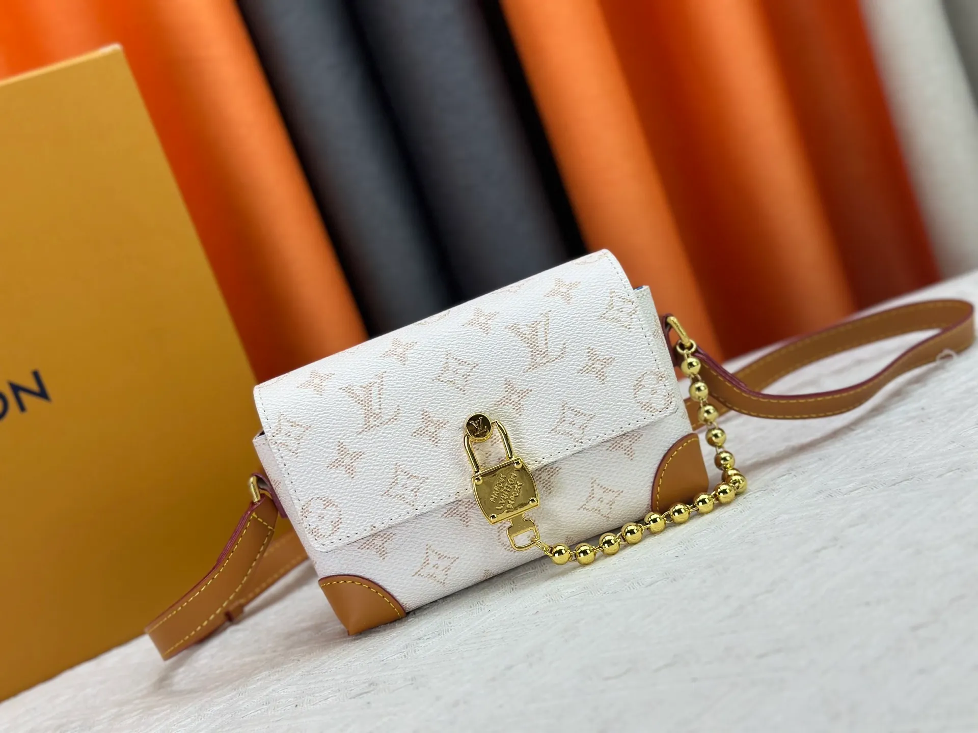 P220 Upgraded original M14738 This Steamer mini handbag is made of Monogram canvas, with distressed cow leather trim and dazzling metal parts. The new square lock snaps back to Pharrell Williams' signature Damier pattern, the delicate key connects to the intricate beaded chain, and the adjustable shoulder strap allows for shoulder or cross-body wear. Dimensions: 18 × 11 × 6.5 cm