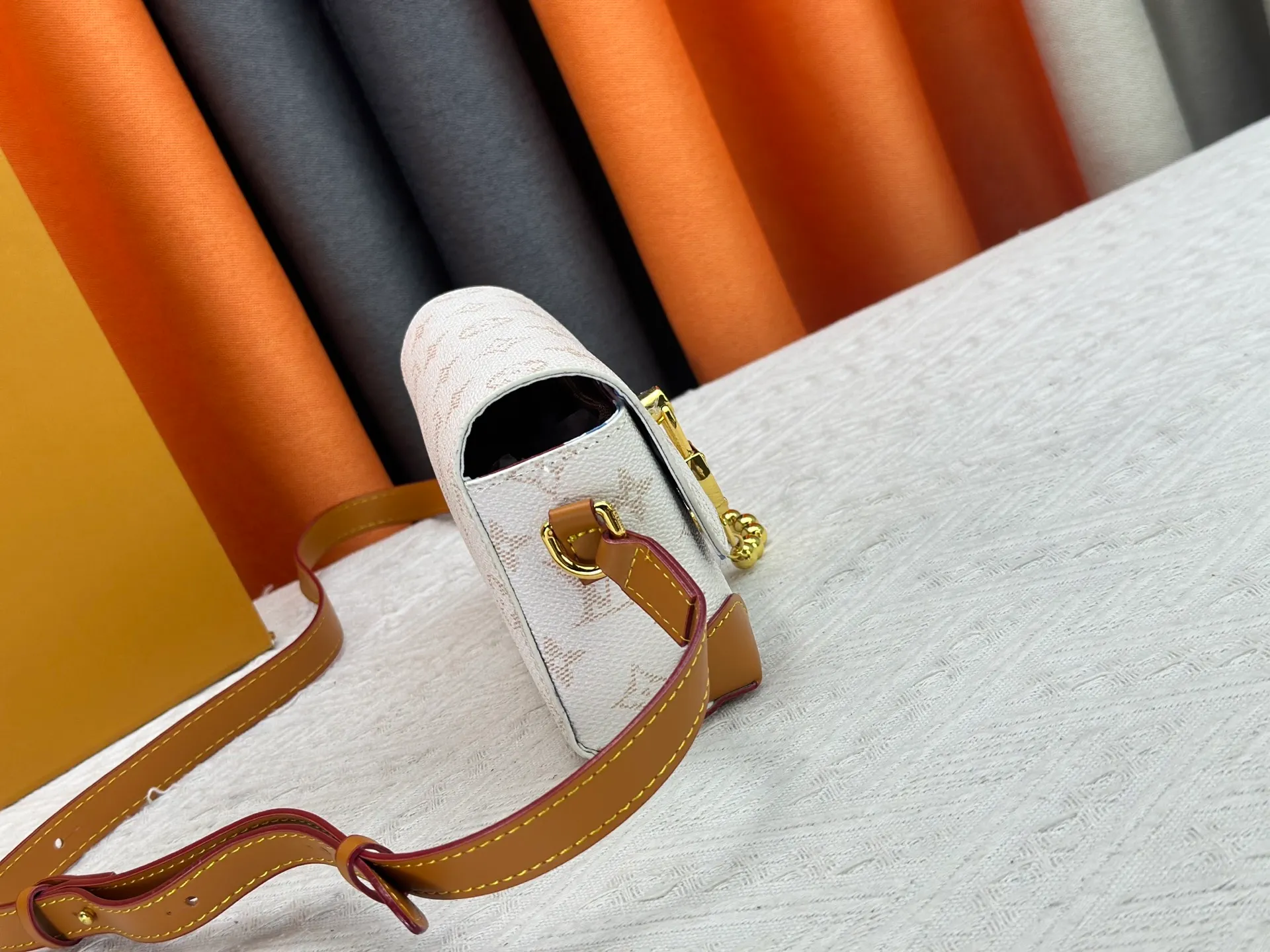 P220 Upgraded original M14738 This Steamer mini handbag is made of Monogram canvas, with distressed cow leather trim and dazzling metal parts. The new square lock snaps back to Pharrell Williams' signature Damier pattern, the delicate key connects to the intricate beaded chain, and the adjustable shoulder strap allows for shoulder or cross-body wear. Dimensions: 18 × 11 × 6.5 cm