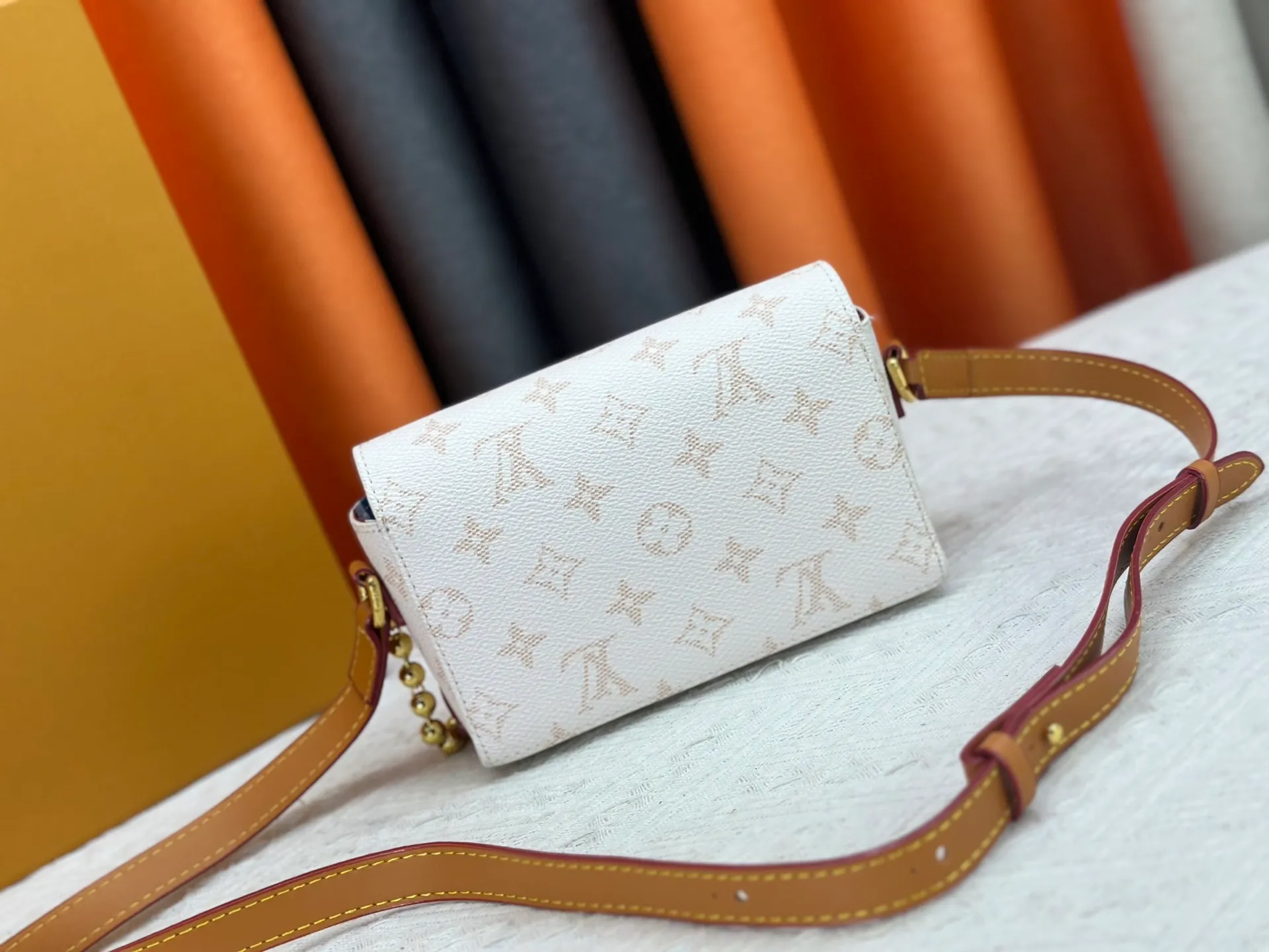 P220 Upgraded original M14738 This Steamer mini handbag is made of Monogram canvas, with distressed cow leather trim and dazzling metal parts. The new square lock snaps back to Pharrell Williams' signature Damier pattern, the delicate key connects to the intricate beaded chain, and the adjustable shoulder strap allows for shoulder or cross-body wear. Dimensions: 18 × 11 × 6.5 cm