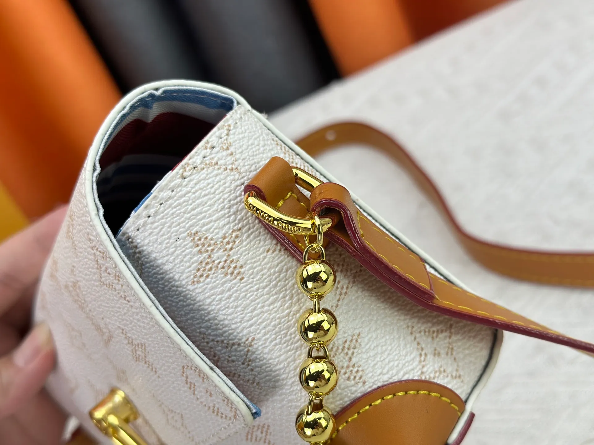 P220 Upgraded original M14738 This Steamer mini handbag is made of Monogram canvas, with distressed cow leather trim and dazzling metal parts. The new square lock snaps back to Pharrell Williams' signature Damier pattern, the delicate key connects to the intricate beaded chain, and the adjustable shoulder strap allows for shoulder or cross-body wear. Dimensions: 18 × 11 × 6.5 cm