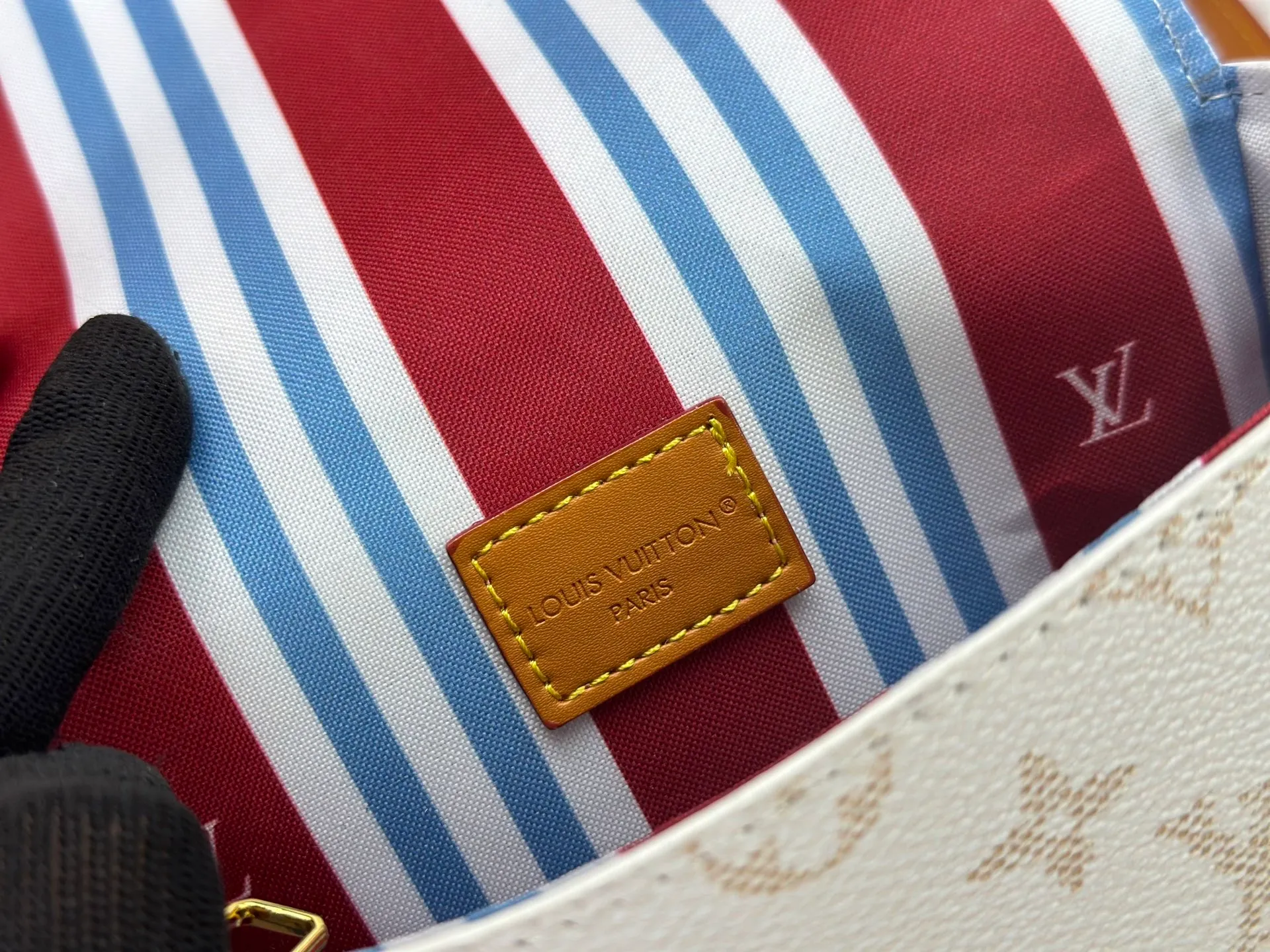 P220 Upgraded original M14738 This Steamer mini handbag is made of Monogram canvas, with distressed cow leather trim and dazzling metal parts. The new square lock snaps back to Pharrell Williams' signature Damier pattern, the delicate key connects to the intricate beaded chain, and the adjustable shoulder strap allows for shoulder or cross-body wear. Dimensions: 18 × 11 × 6.5 cm