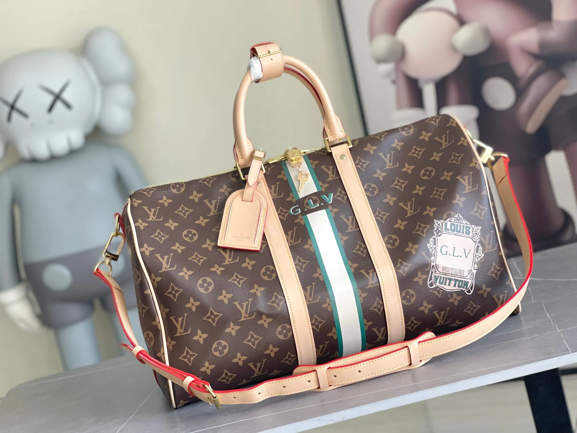 💰1280 Top original order P3888 KEEPALL BANDOULIÈRE 45 travel bag 2021-22 autumn and winter show reveals the new charm of the Everyday LV capsule series Keepall Bandouliere 45 travel bag. Vintage Monogram coated canvas depicts the Monogram pattern with subtle irregular lines, evoking the traditional stamping process. The new louis vuitton! logo is inspired by the chain’s signature elements. size: 45 x 27 x 20