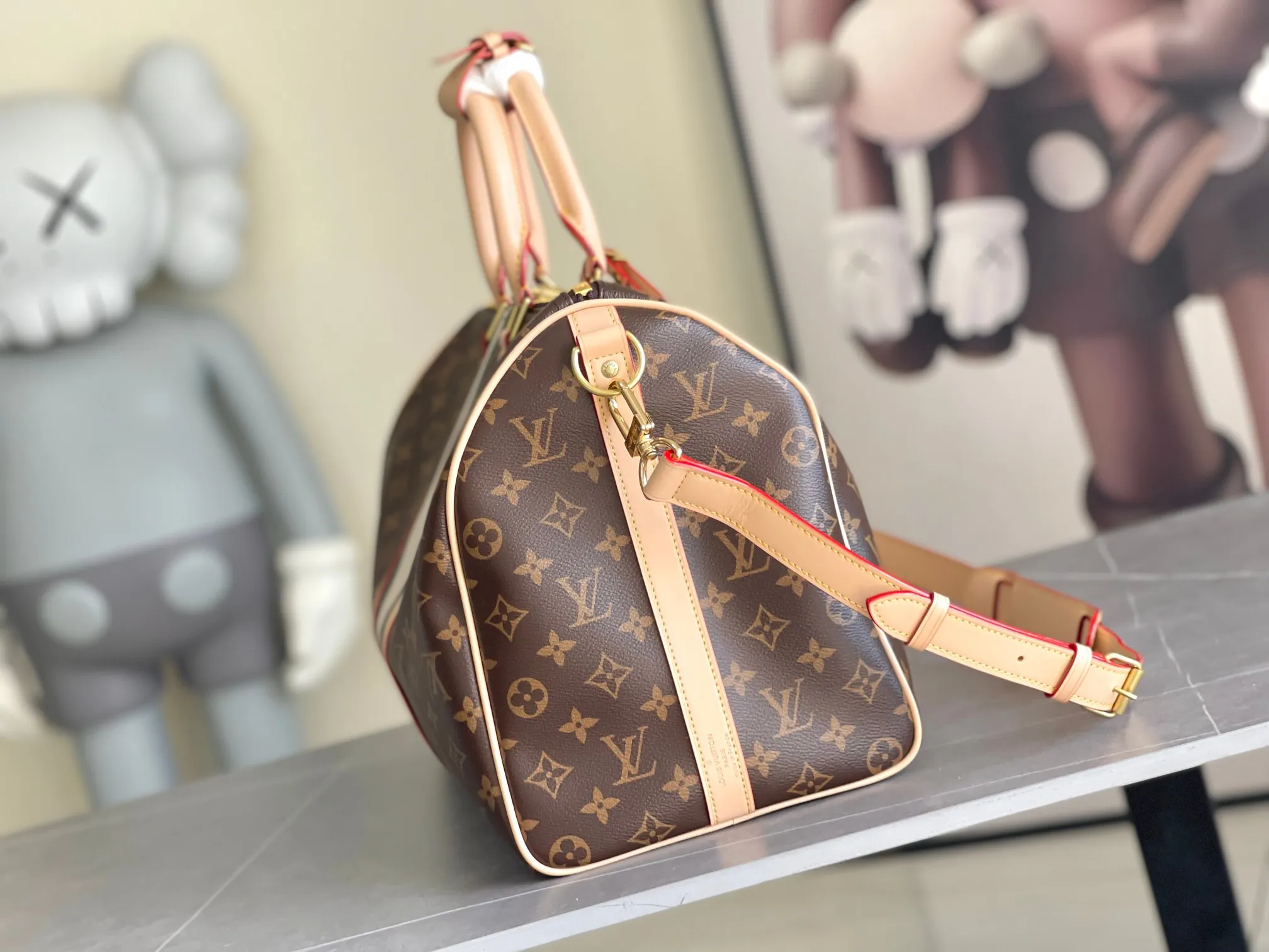 💰1280 Top original order P3888 KEEPALL BANDOULIÈRE 45 travel bag 2021-22 autumn and winter show reveals the new charm of the Everyday LV capsule series Keepall Bandouliere 45 travel bag. Vintage Monogram coated canvas depicts the Monogram pattern with subtle irregular lines, evoking the traditional stamping process. The new louis vuitton! logo is inspired by the chain’s signature elements. size: 45 x 27 x 20