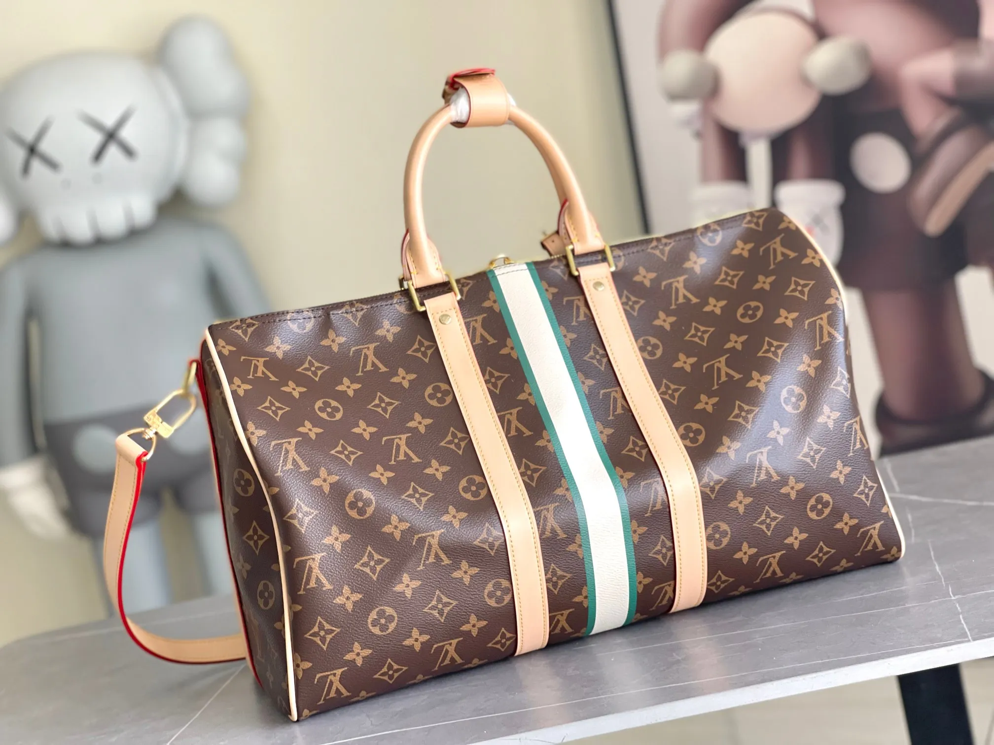 💰1280 Top original order P3888 KEEPALL BANDOULIÈRE 45 travel bag 2021-22 autumn and winter show reveals the new charm of the Everyday LV capsule series Keepall Bandouliere 45 travel bag. Vintage Monogram coated canvas depicts the Monogram pattern with subtle irregular lines, evoking the traditional stamping process. The new louis vuitton! logo is inspired by the chain’s signature elements. size: 45 x 27 x 20